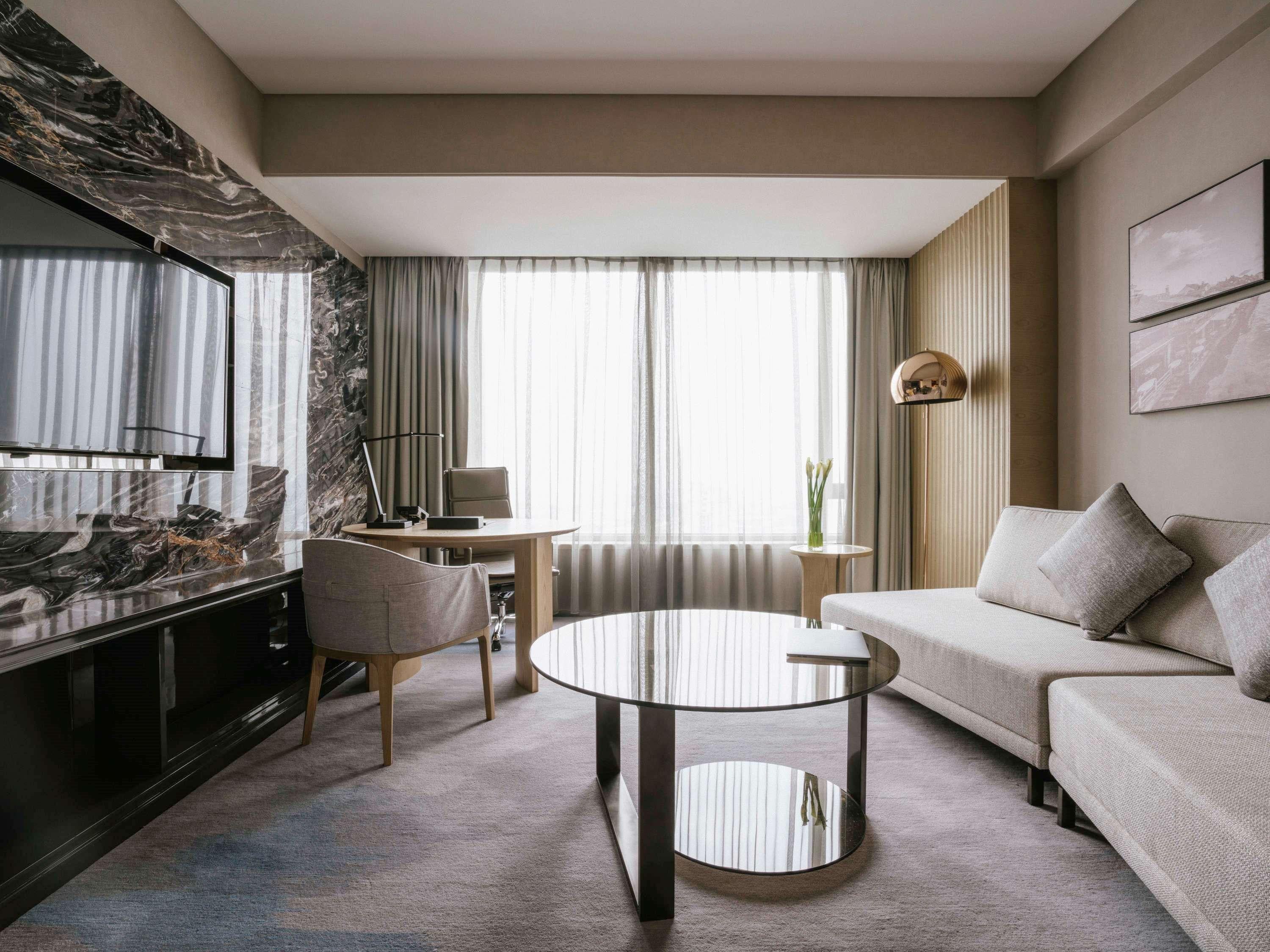 Suite Deluxe City View King Bed