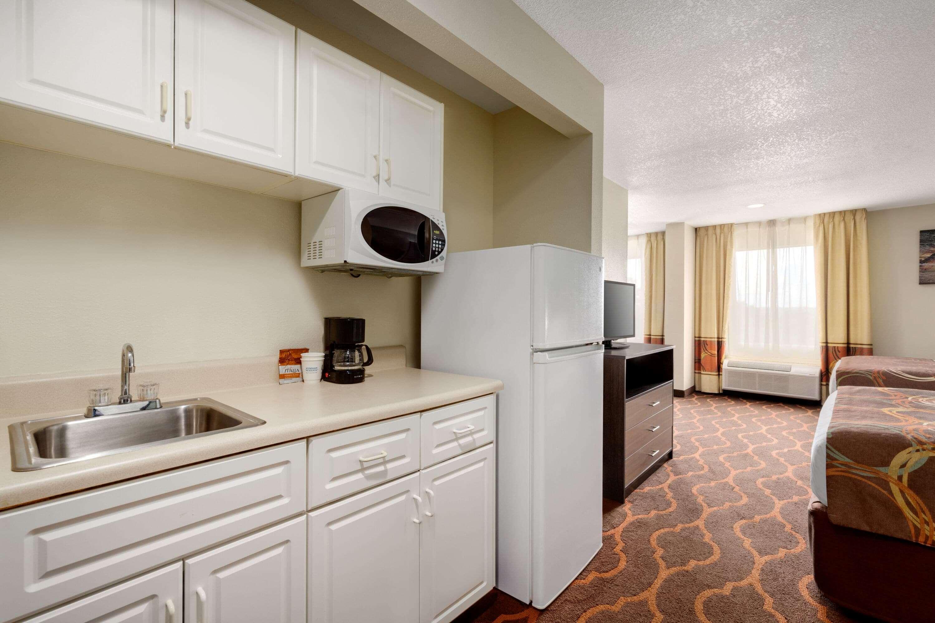 Studio Two Queen Beds Non Smoking