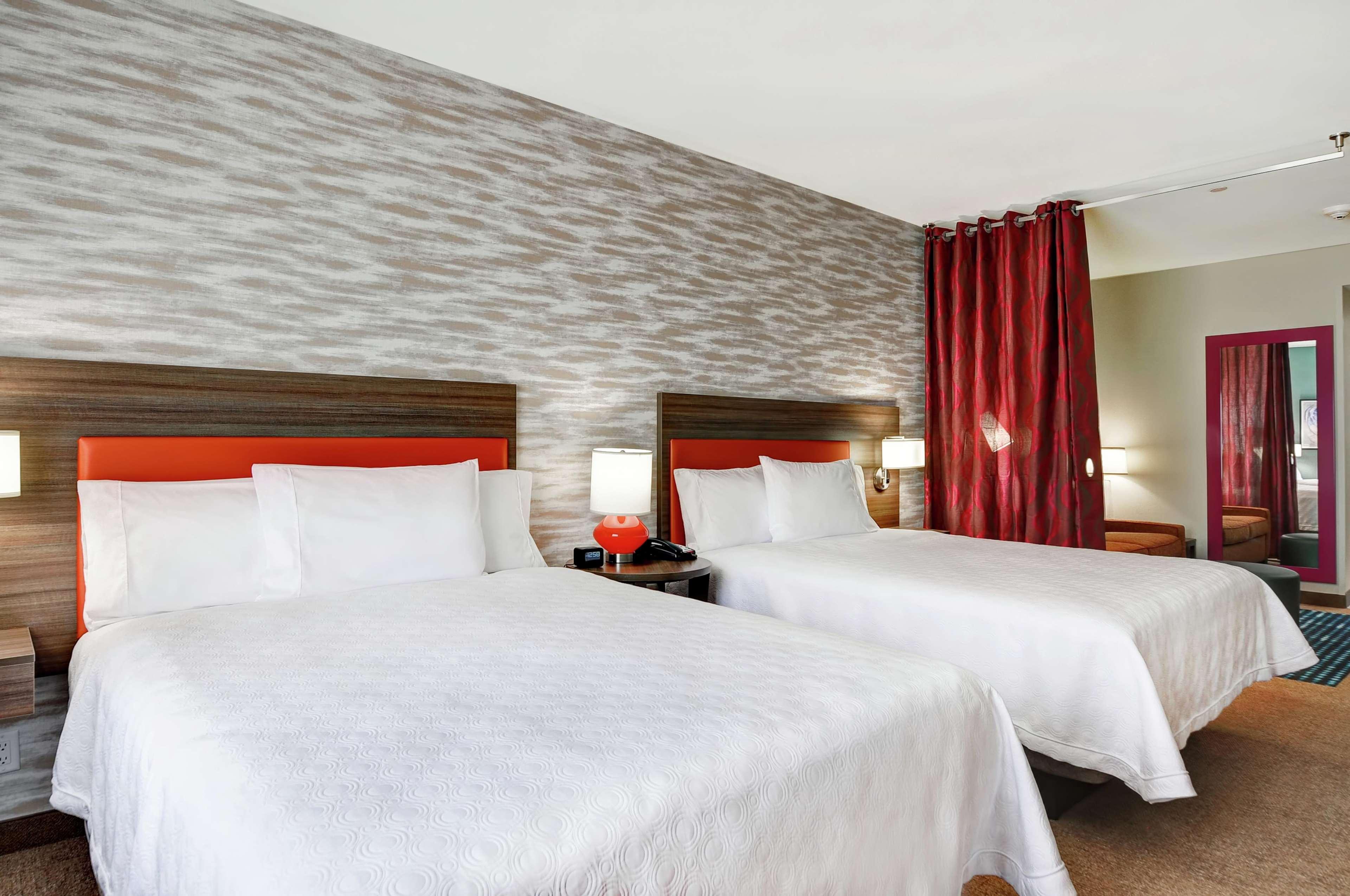 Studio Two Queen Beds Non Smoking