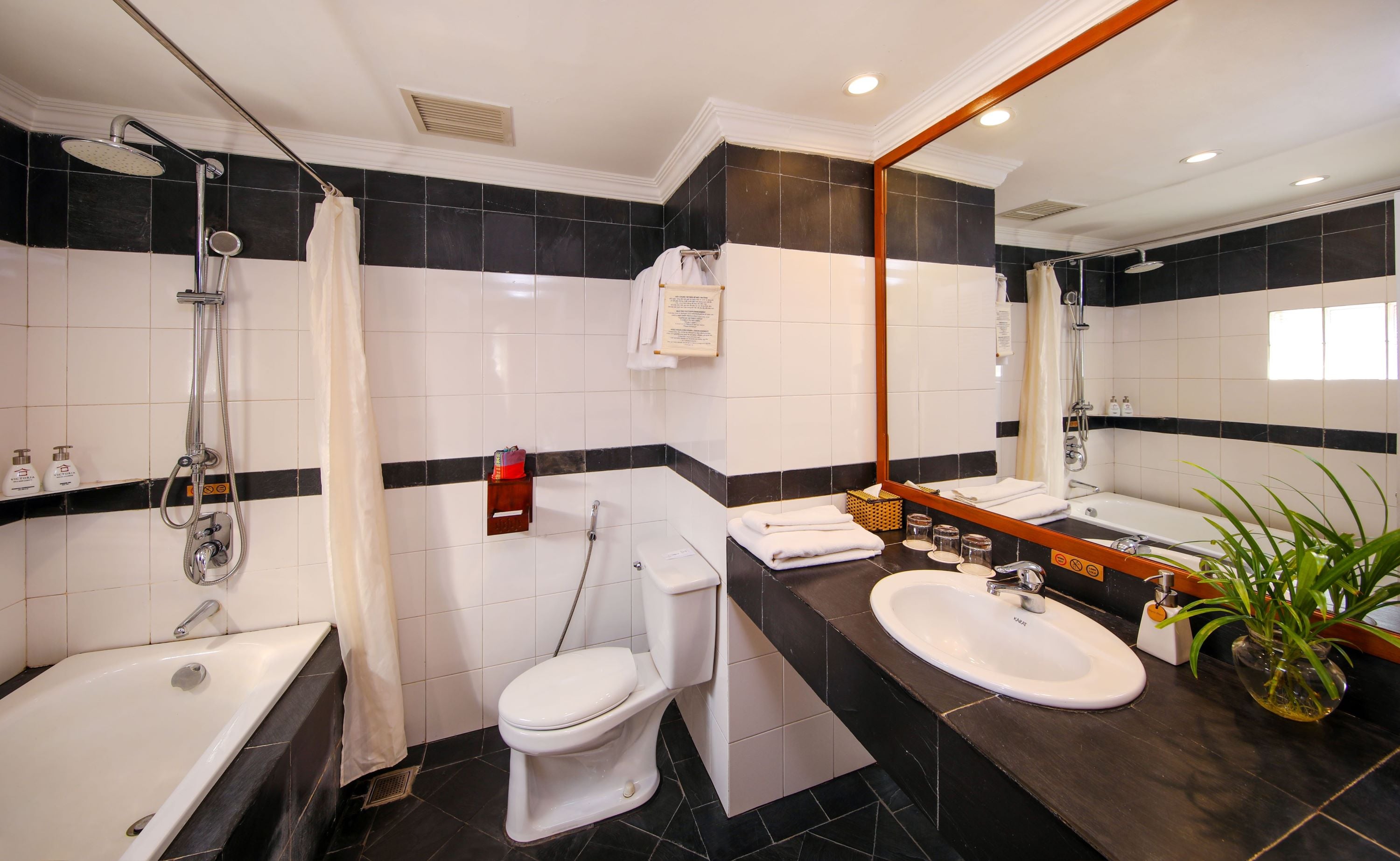 Family Room Garden View with Balcony