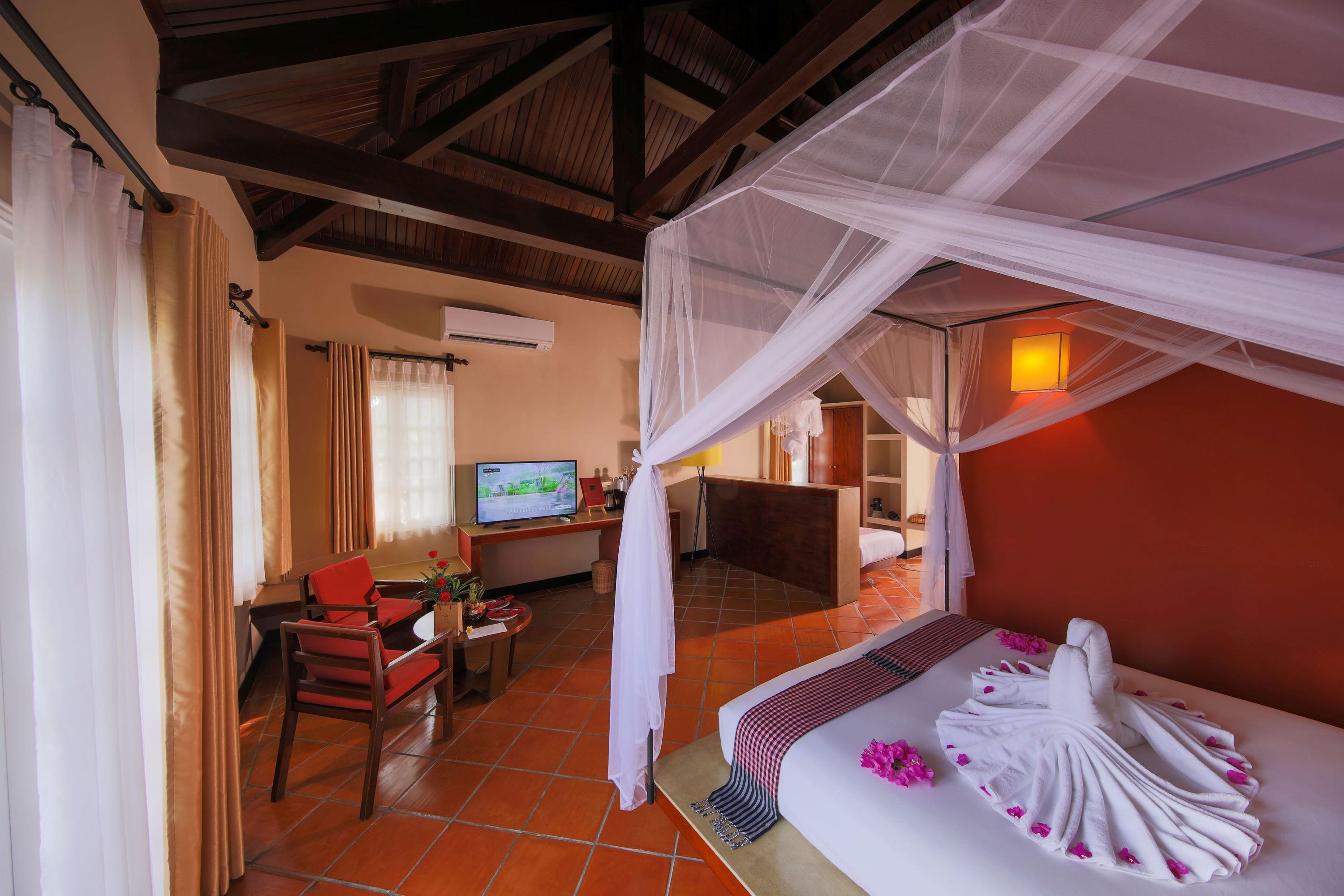 Family Room Garden View with Balcony