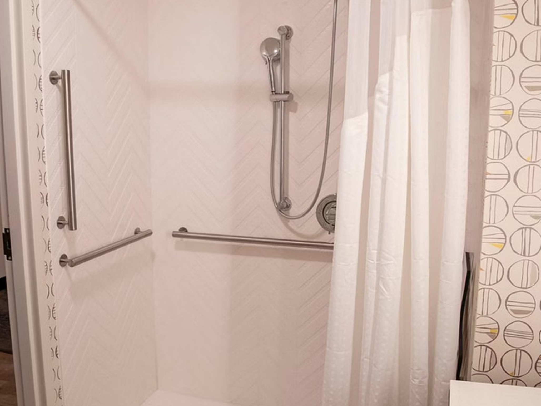 Suite Accessible King Size Bed