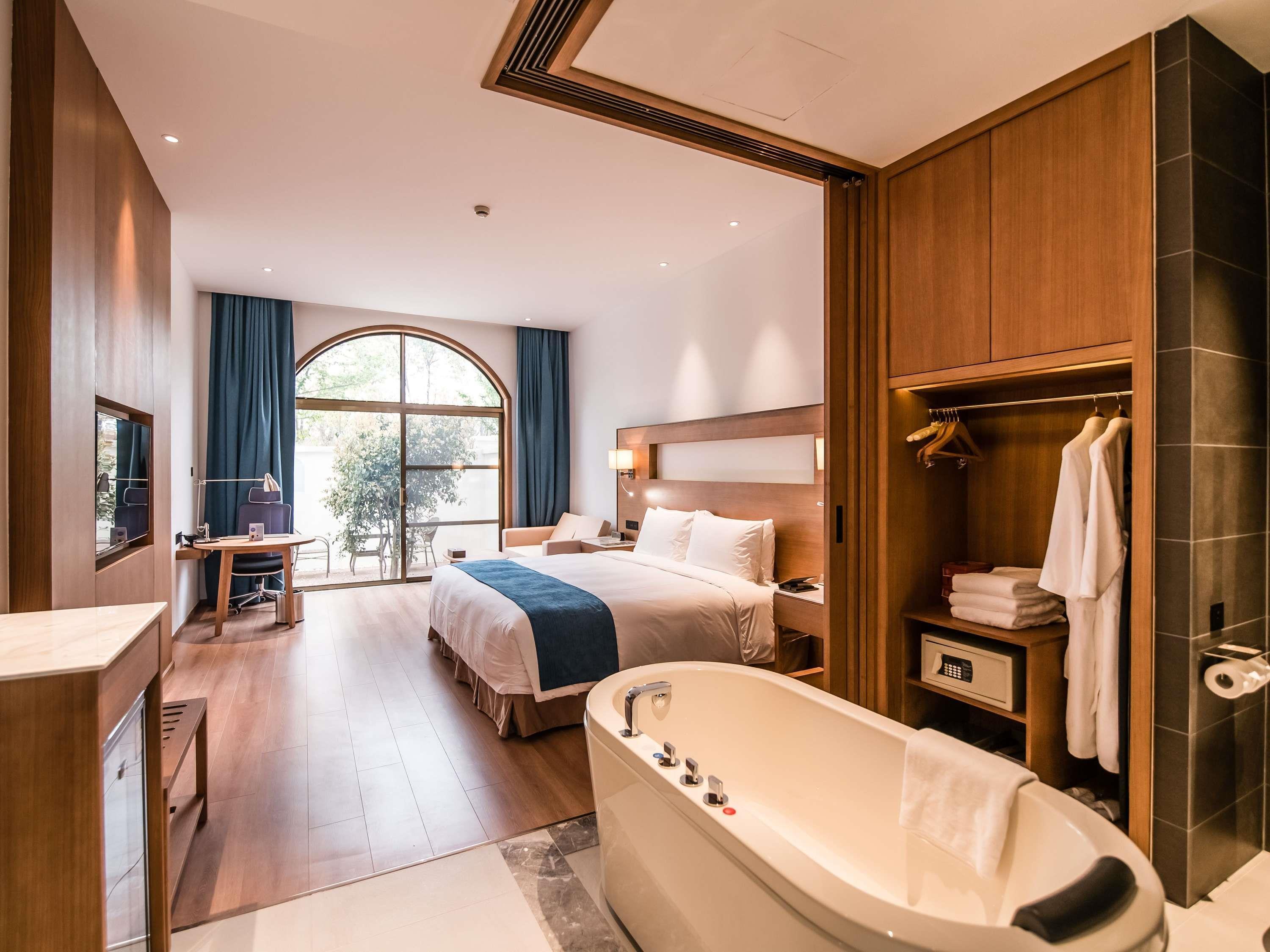 Double Deluxe King Bed