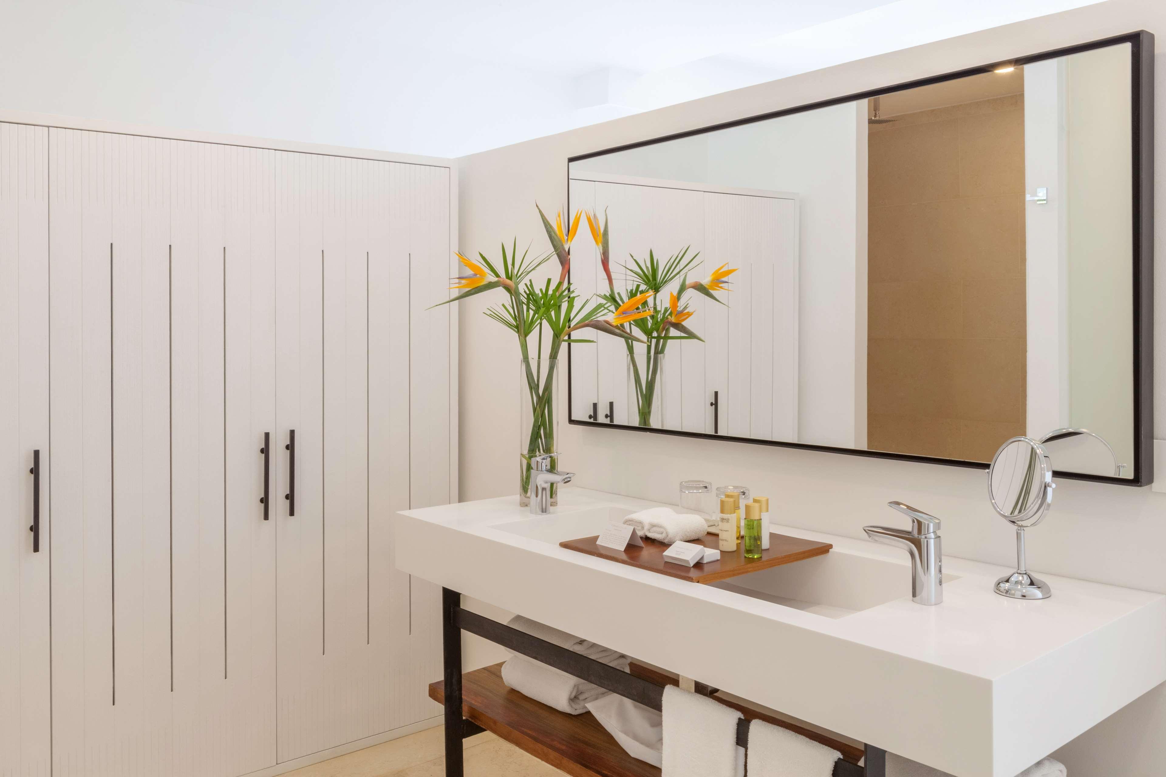 Double Garden View King Bed