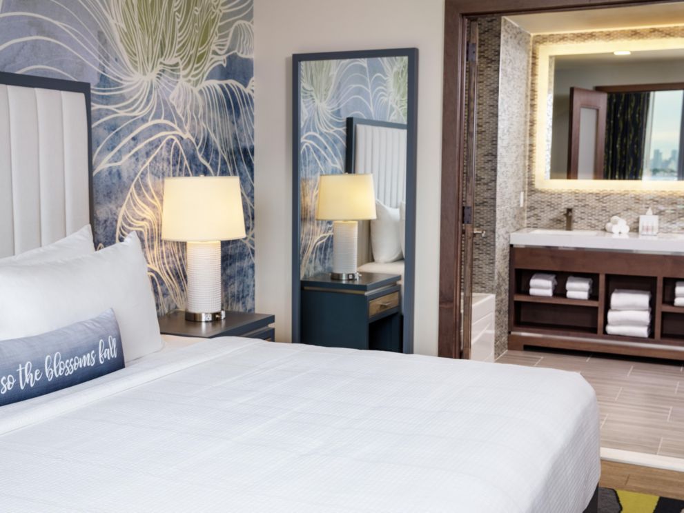 Suite Accessible King Size Bed