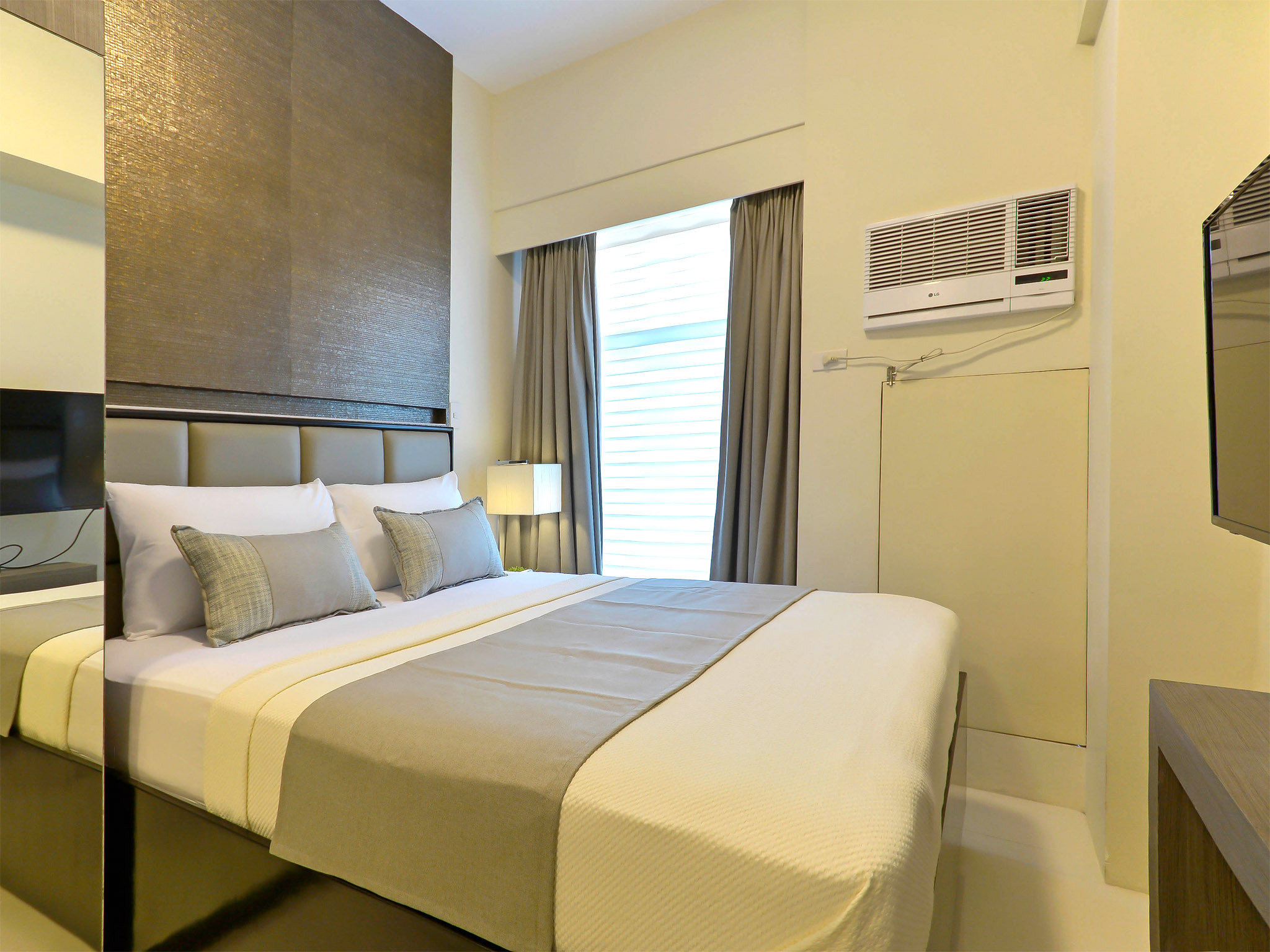 Studio Classic Queen Bed