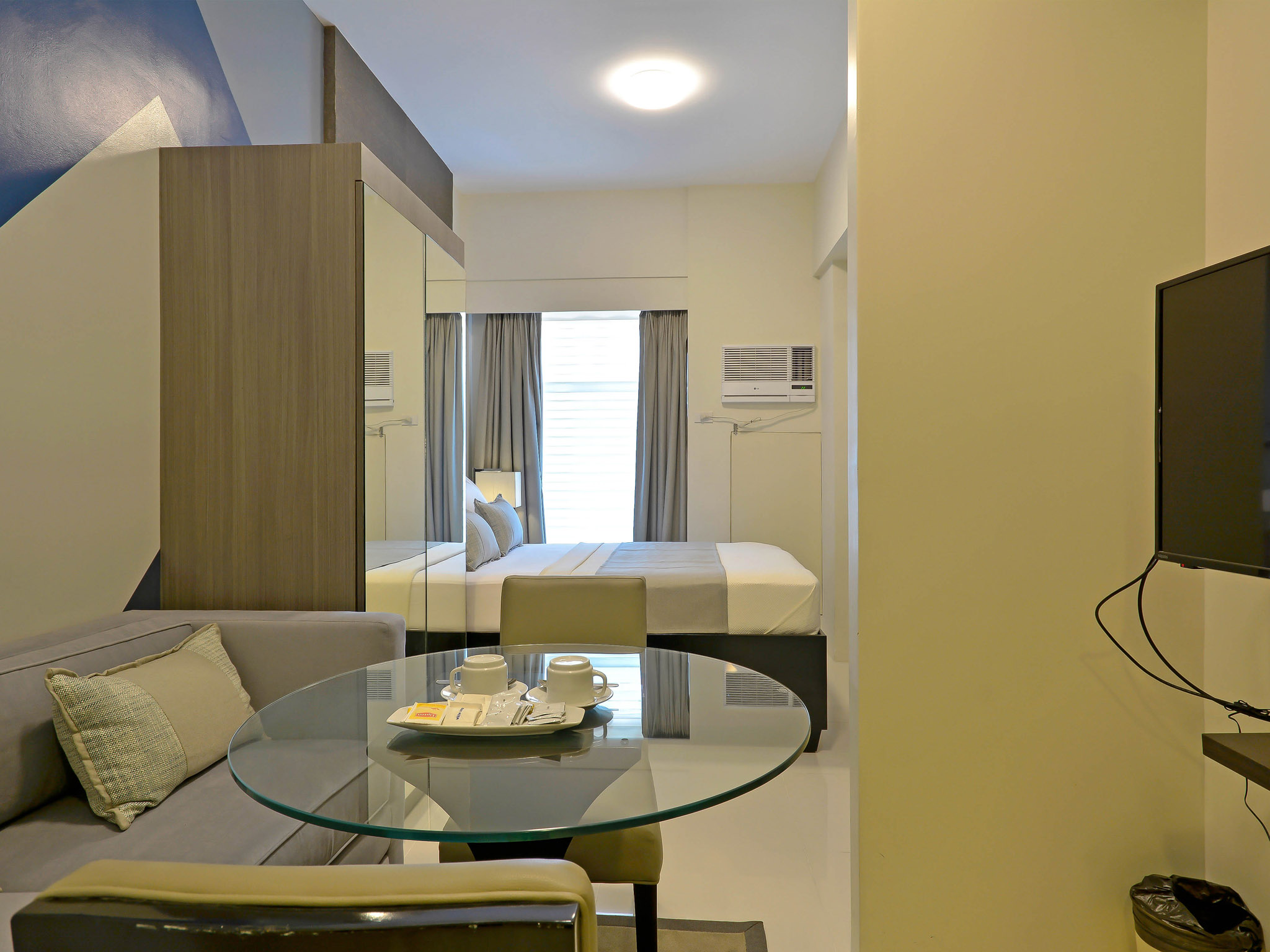 Studio Classic Queen Bed