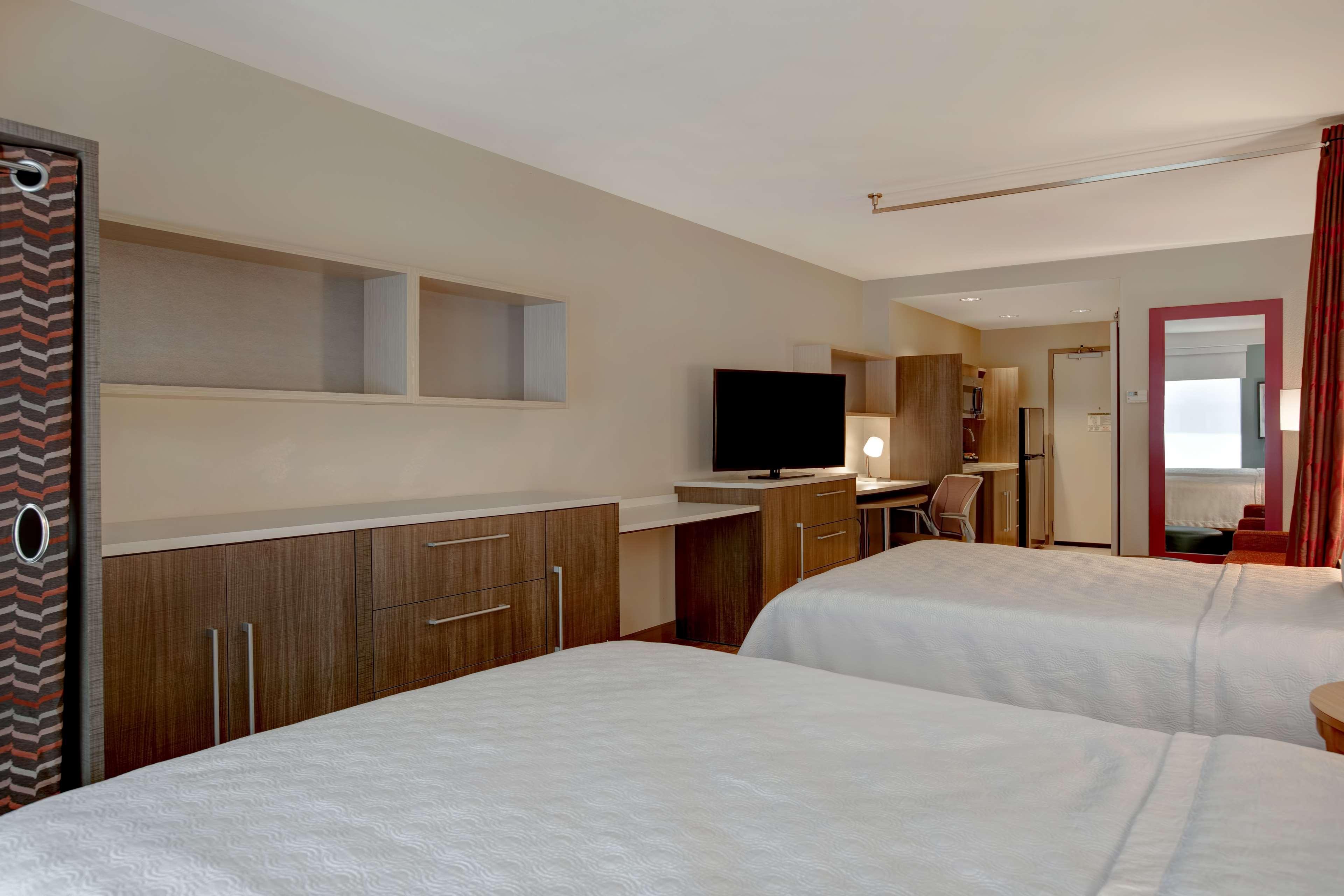 Studio Two Queen Beds