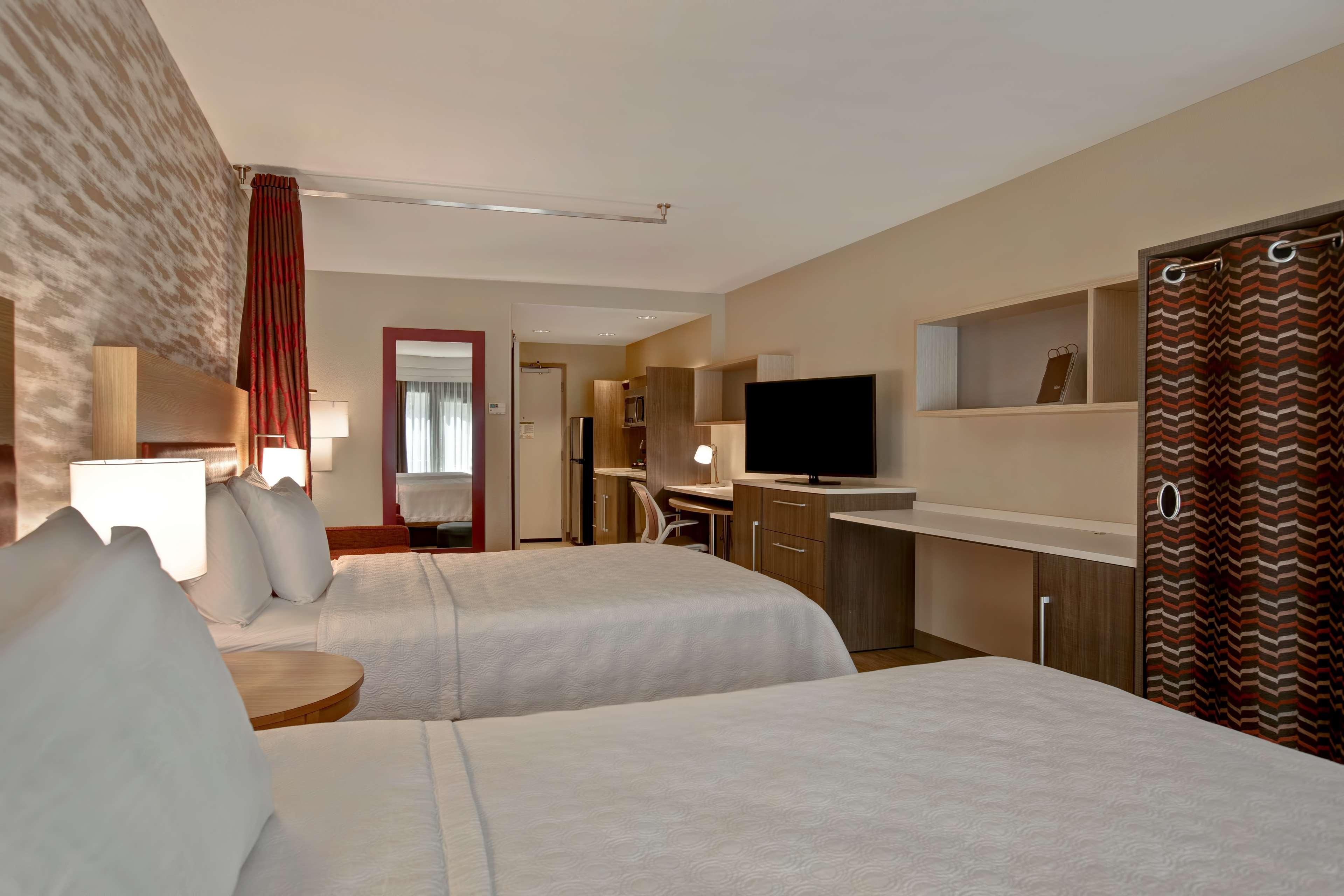 Studio Two Queen Beds