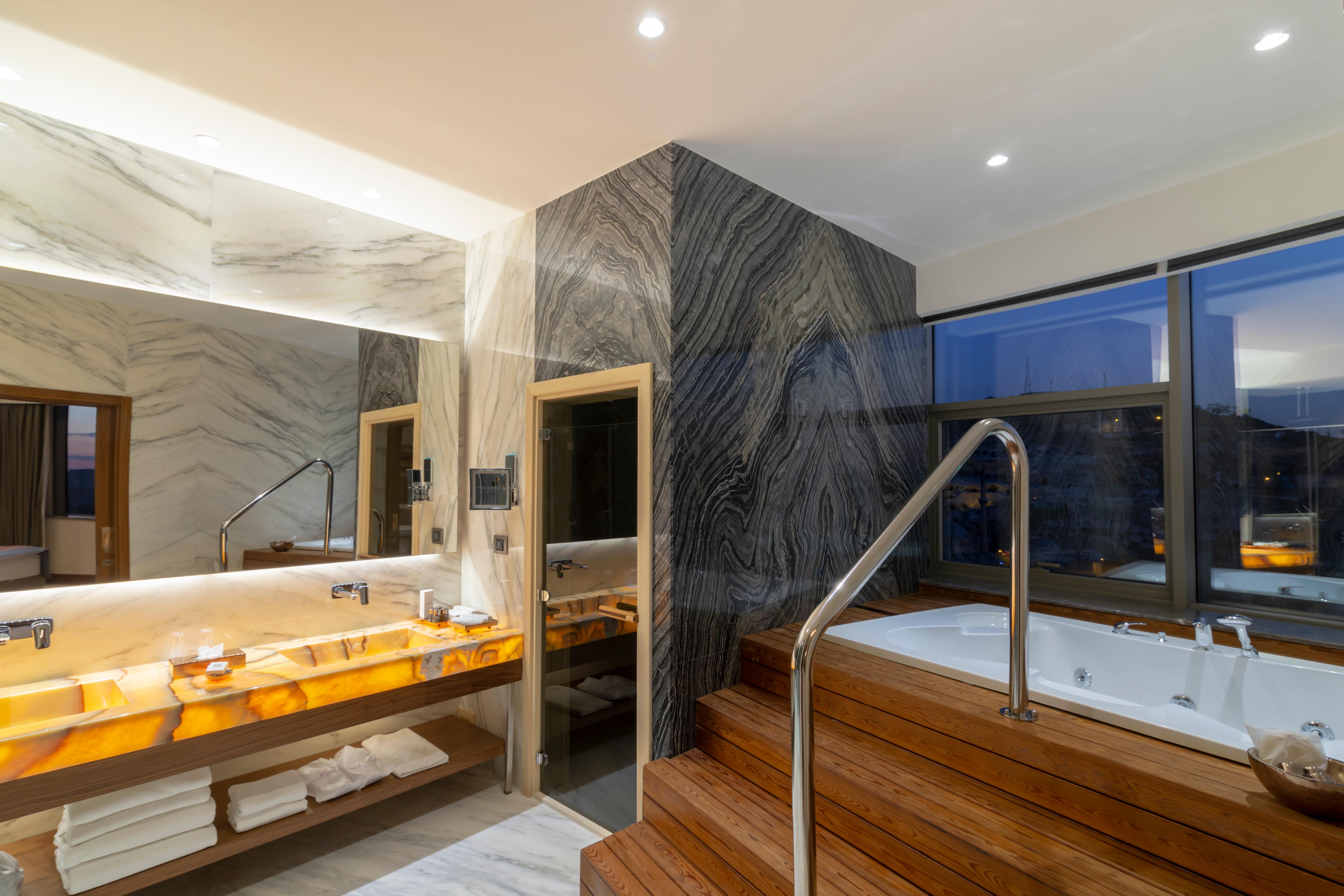 Suite City View King Bed