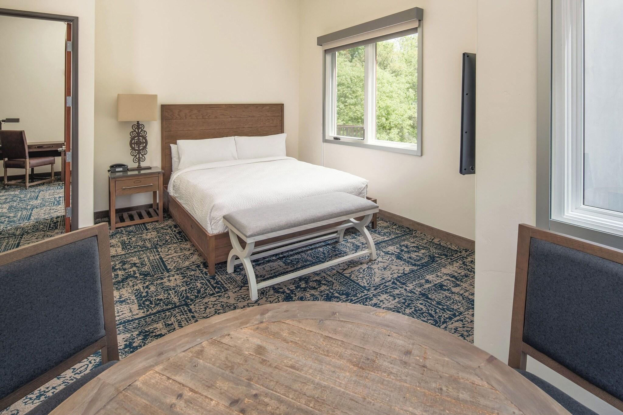 Suite Accessible King Size Bed