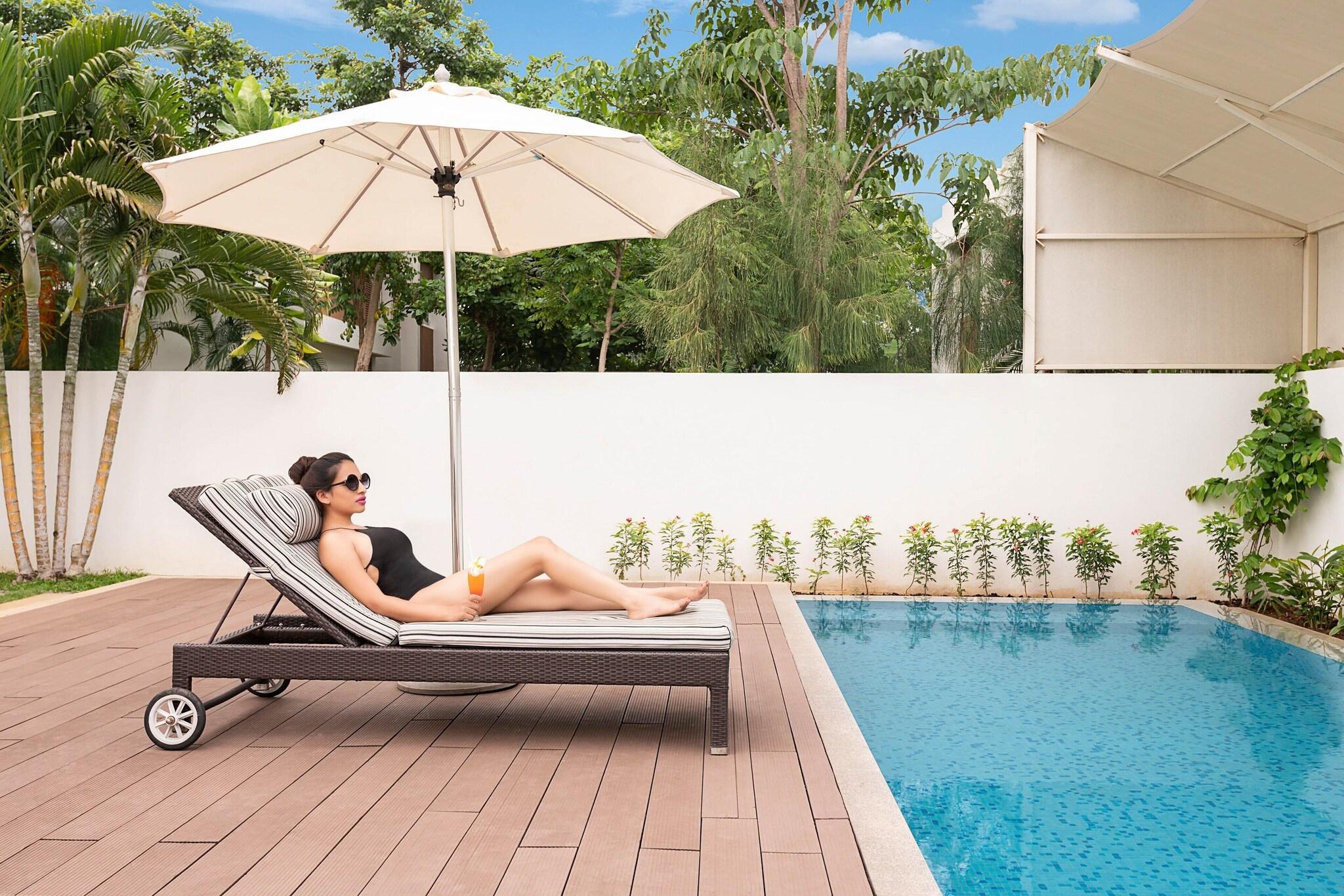 Suite Pool View King Bed