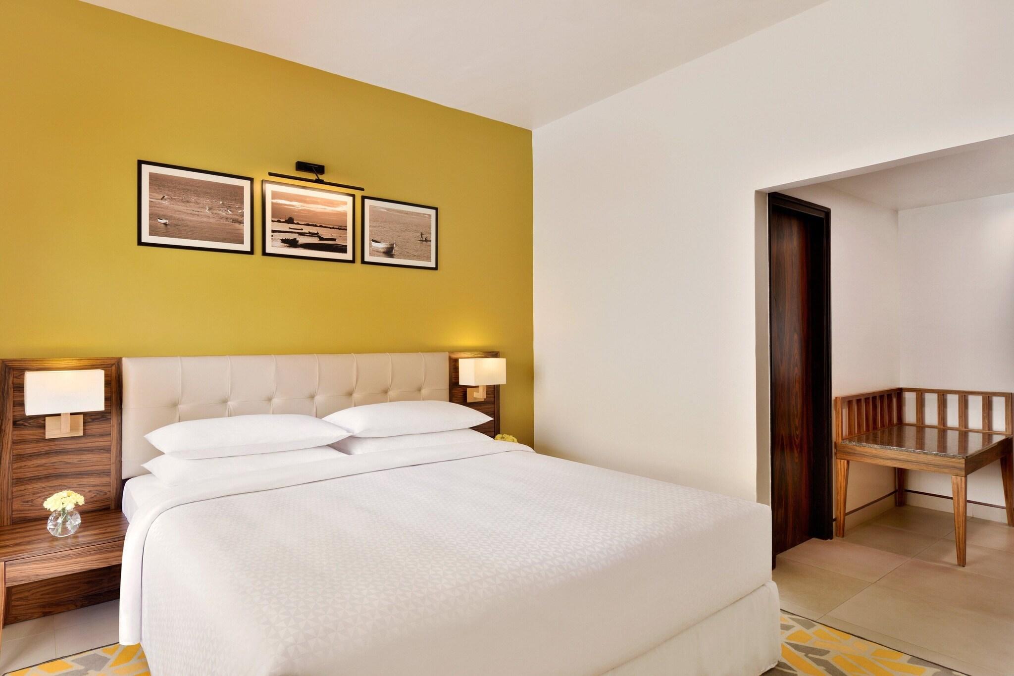 Suite Pool View King Bed