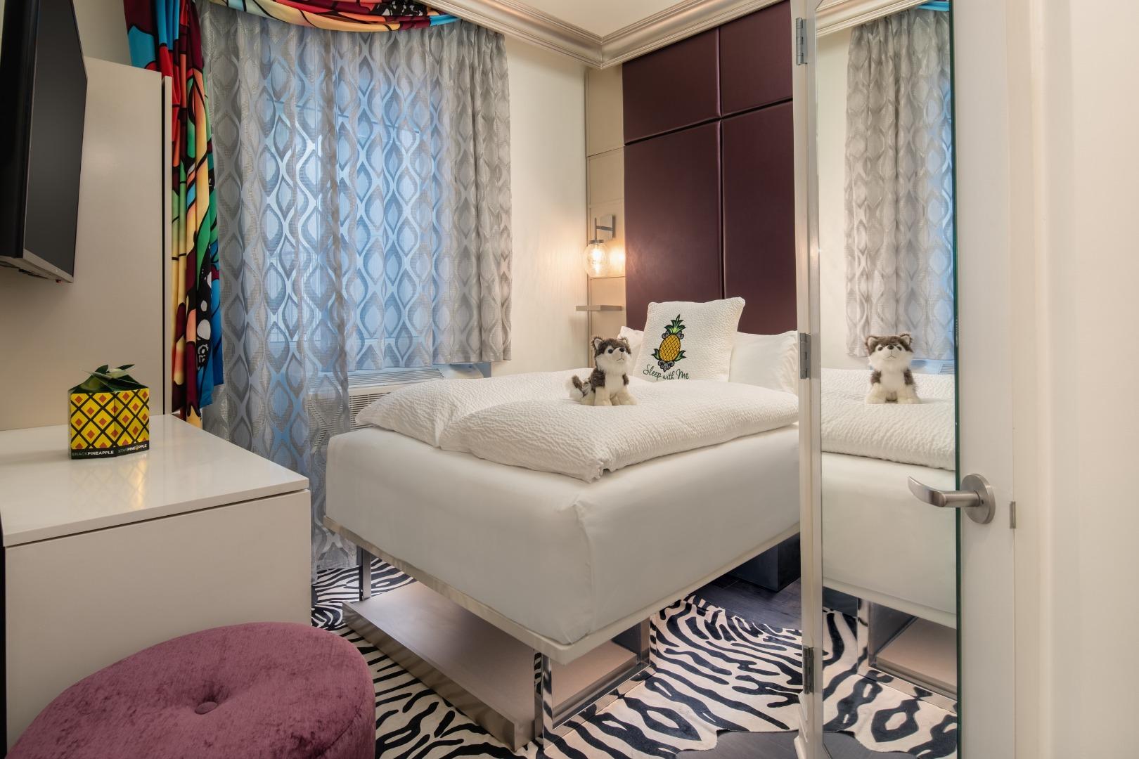 Room Queen Size Bed