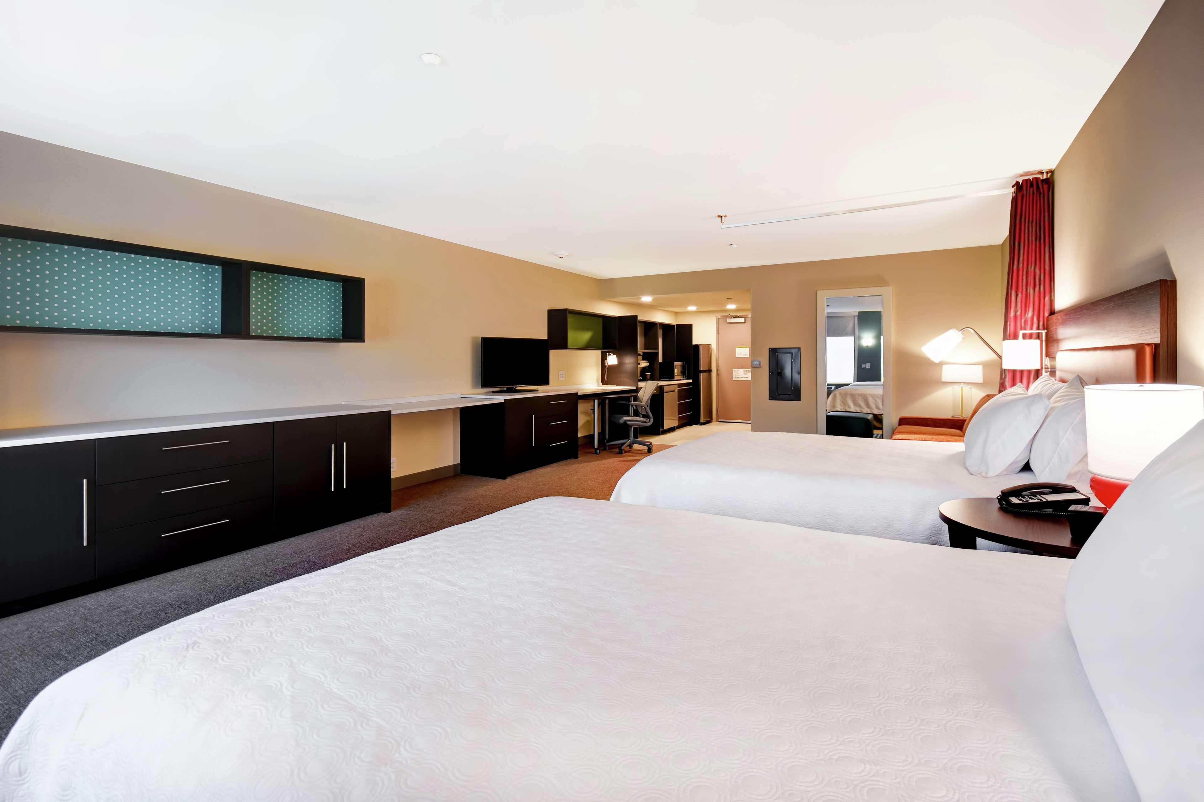 Studio Two Queen Beds