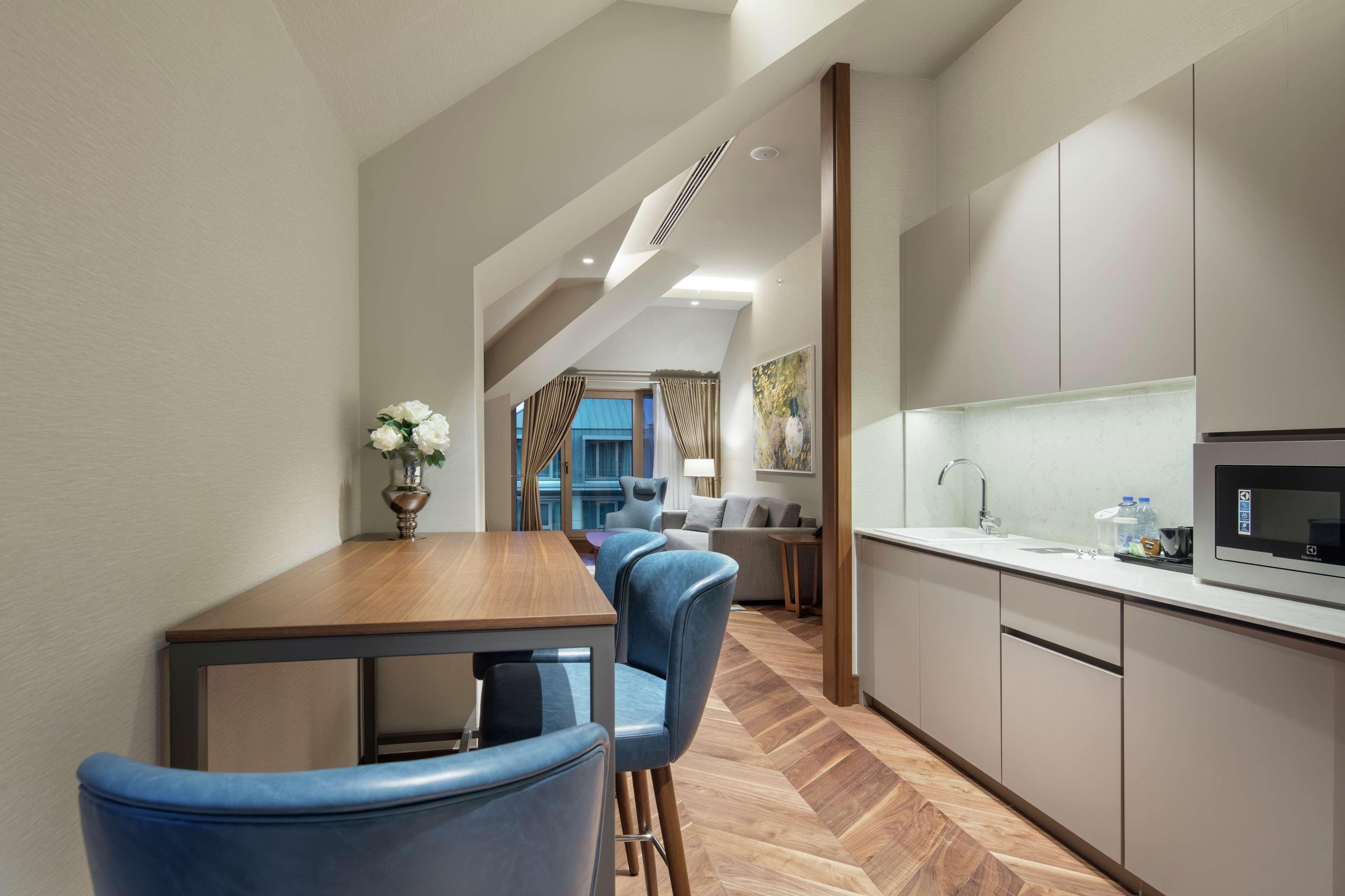 Suite Deluxe King Bed