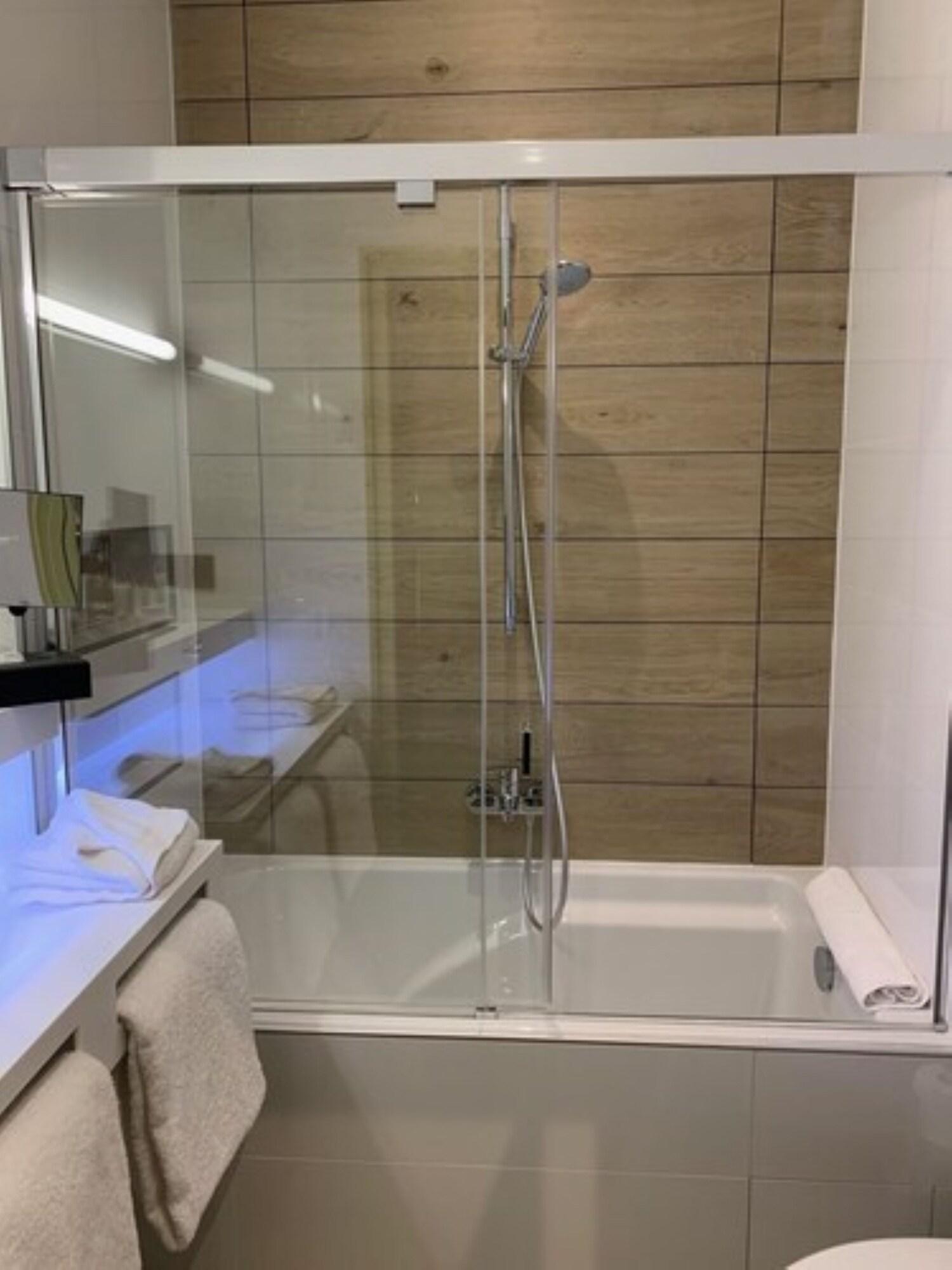 Double Classic Queen Bed