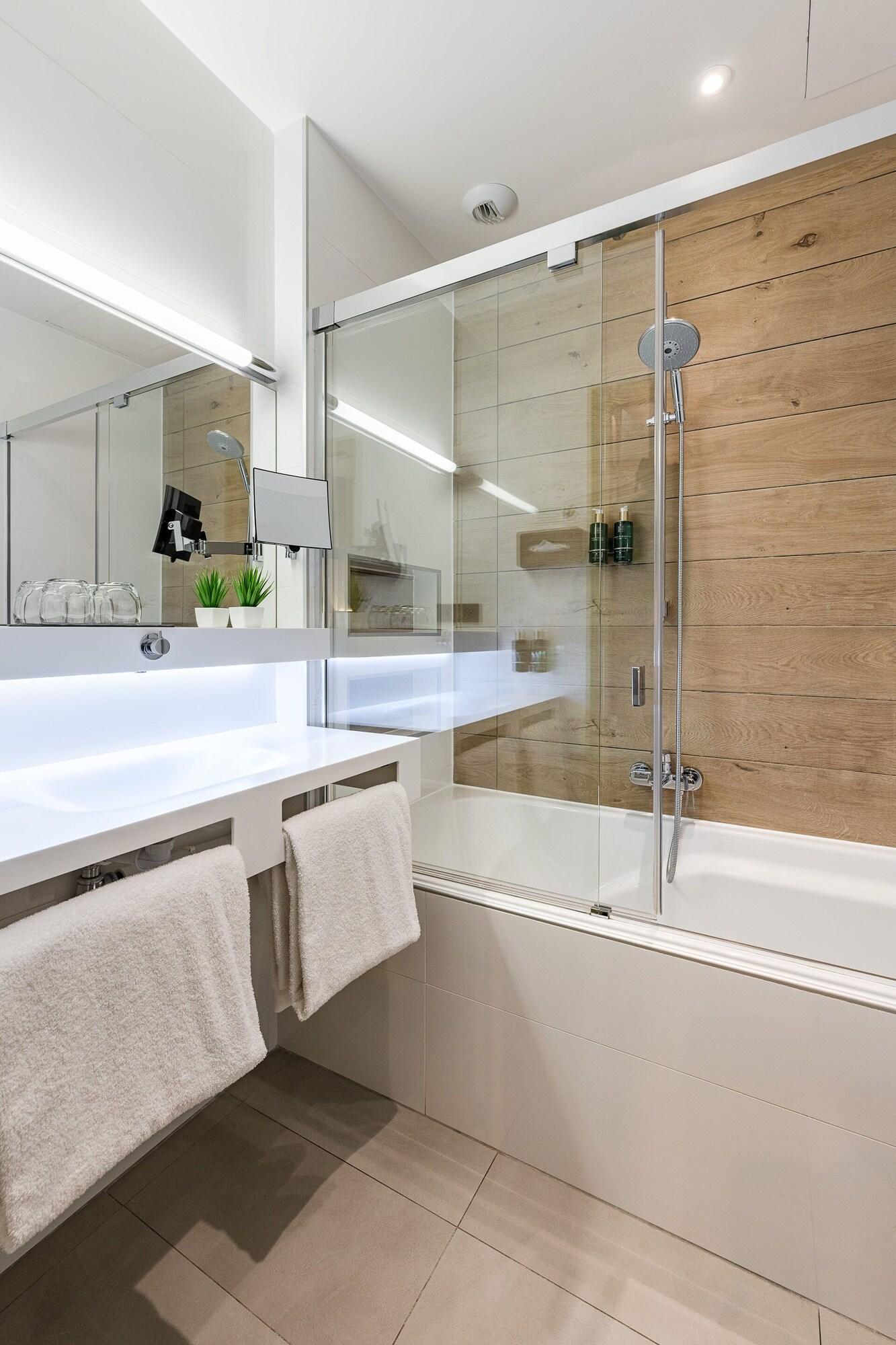 Double Classic Queen Bed