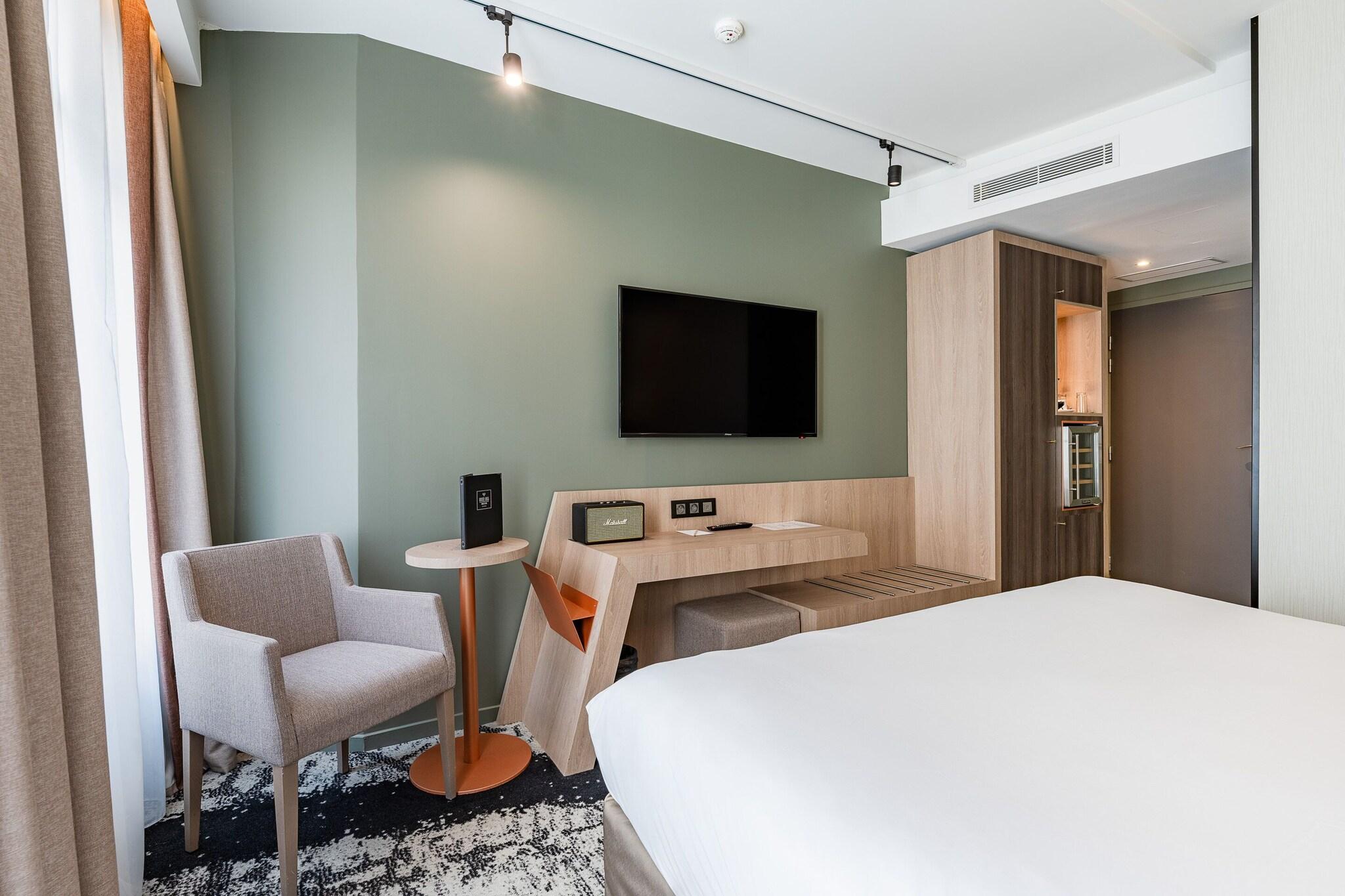 Double Classic Queen Bed