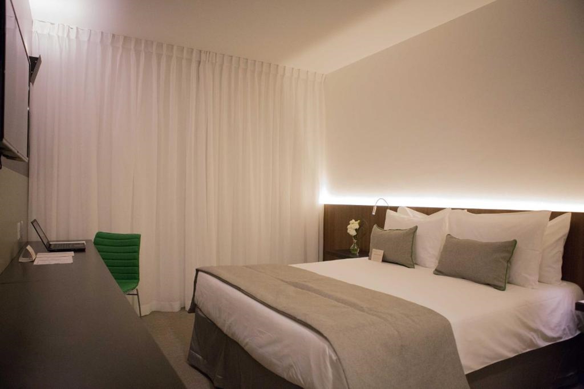 Double Deluxe Queen Bed