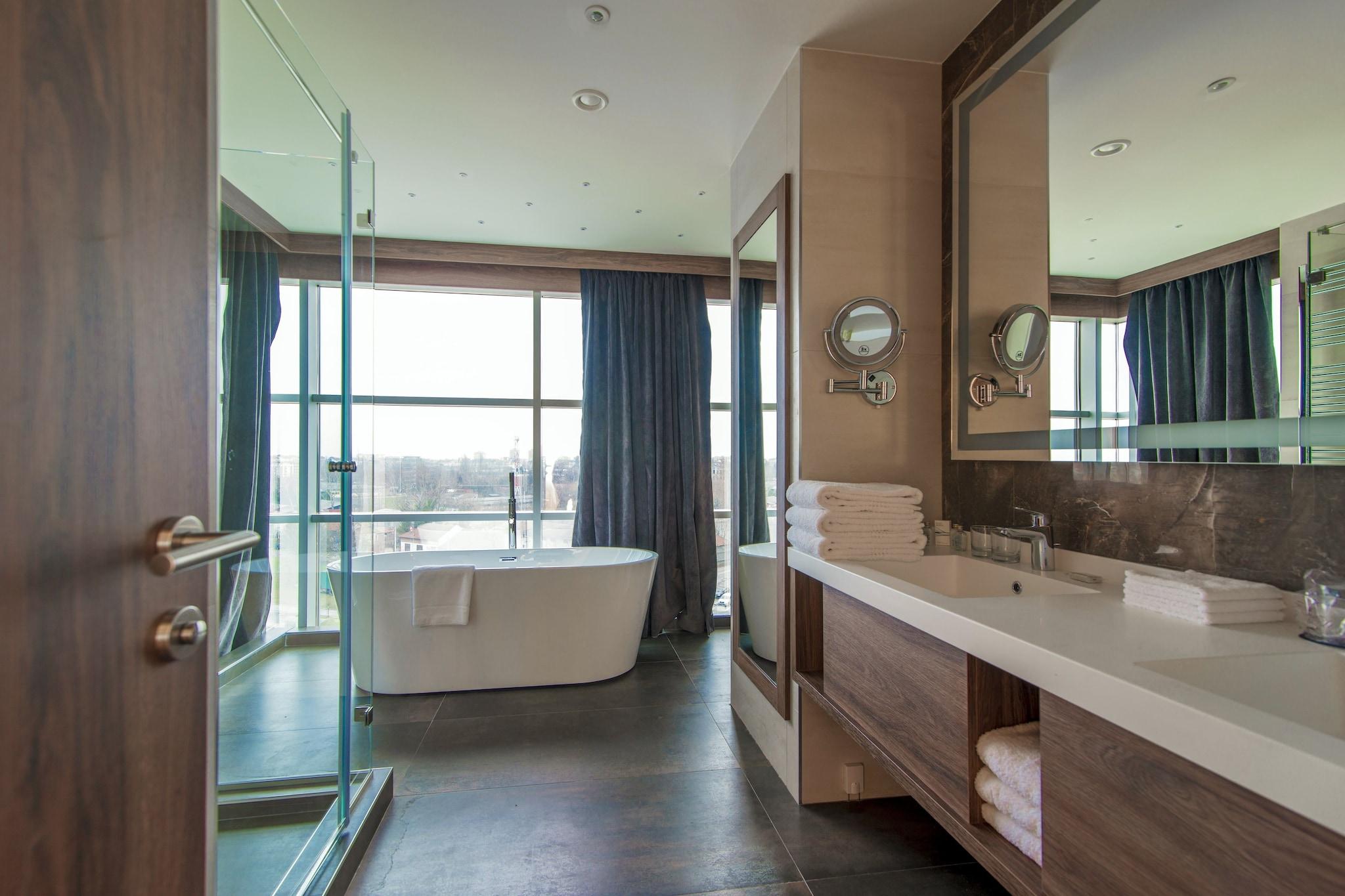 Junior Suite King Bed One Bedroom 