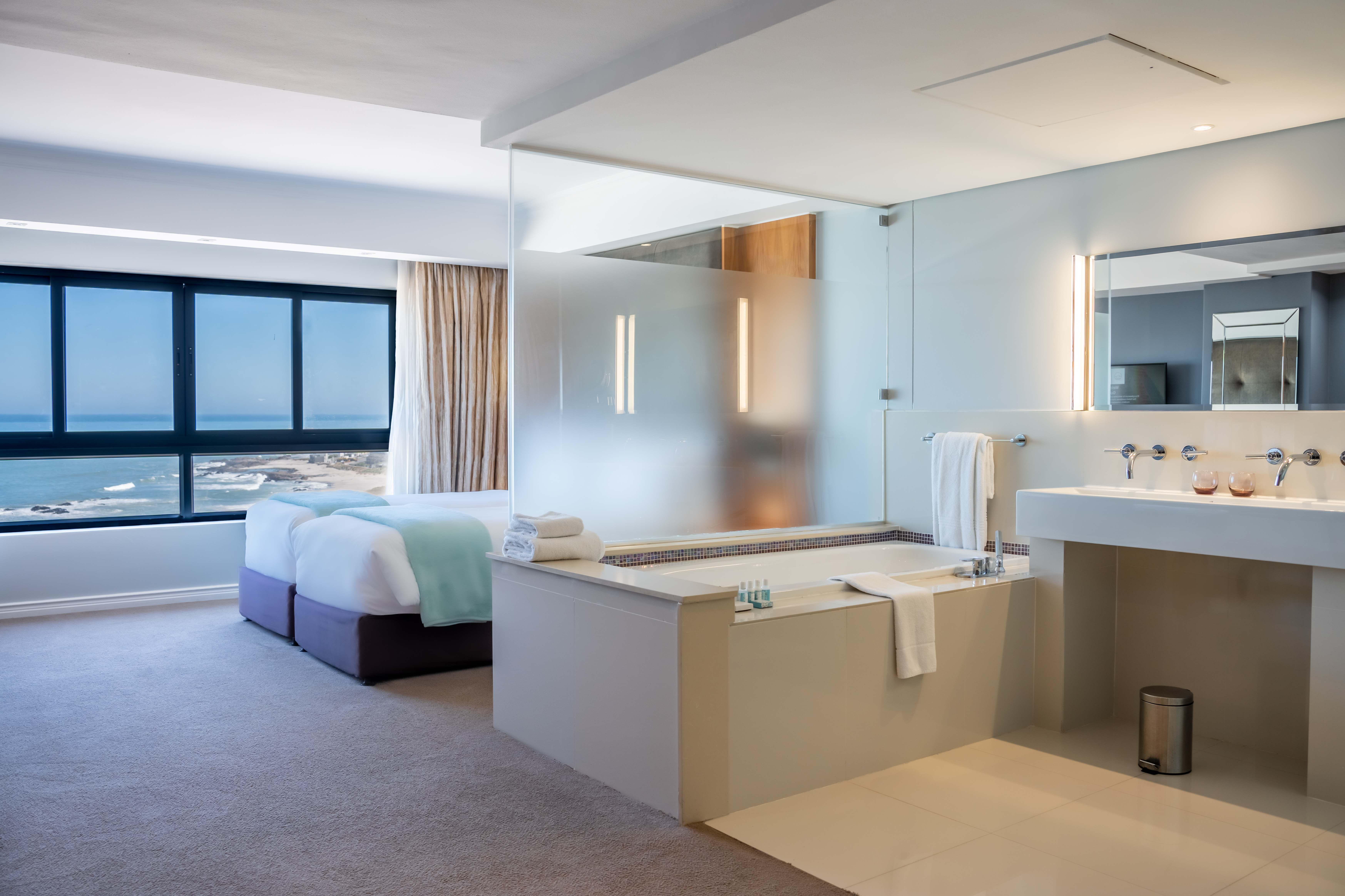 Twin Sea View King Bed