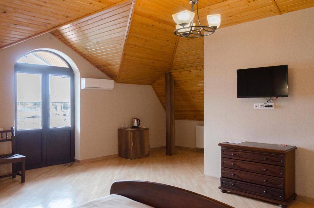 Double City View King Bed