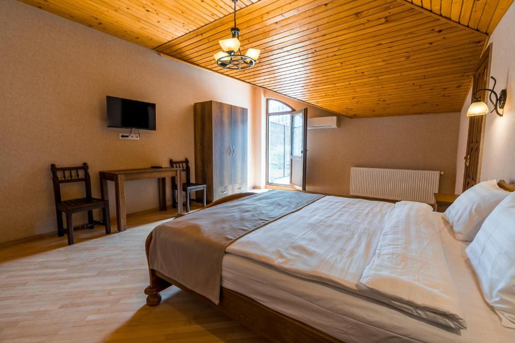 Double City View Queen Bed