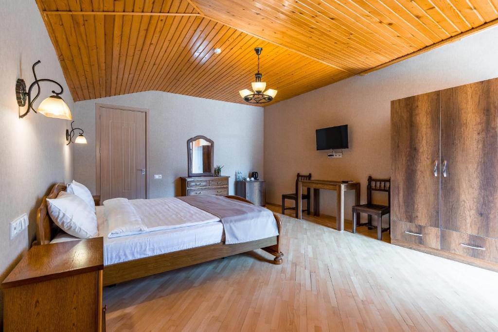 Double City View Queen Bed