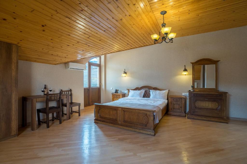 Double City View Queen Bed