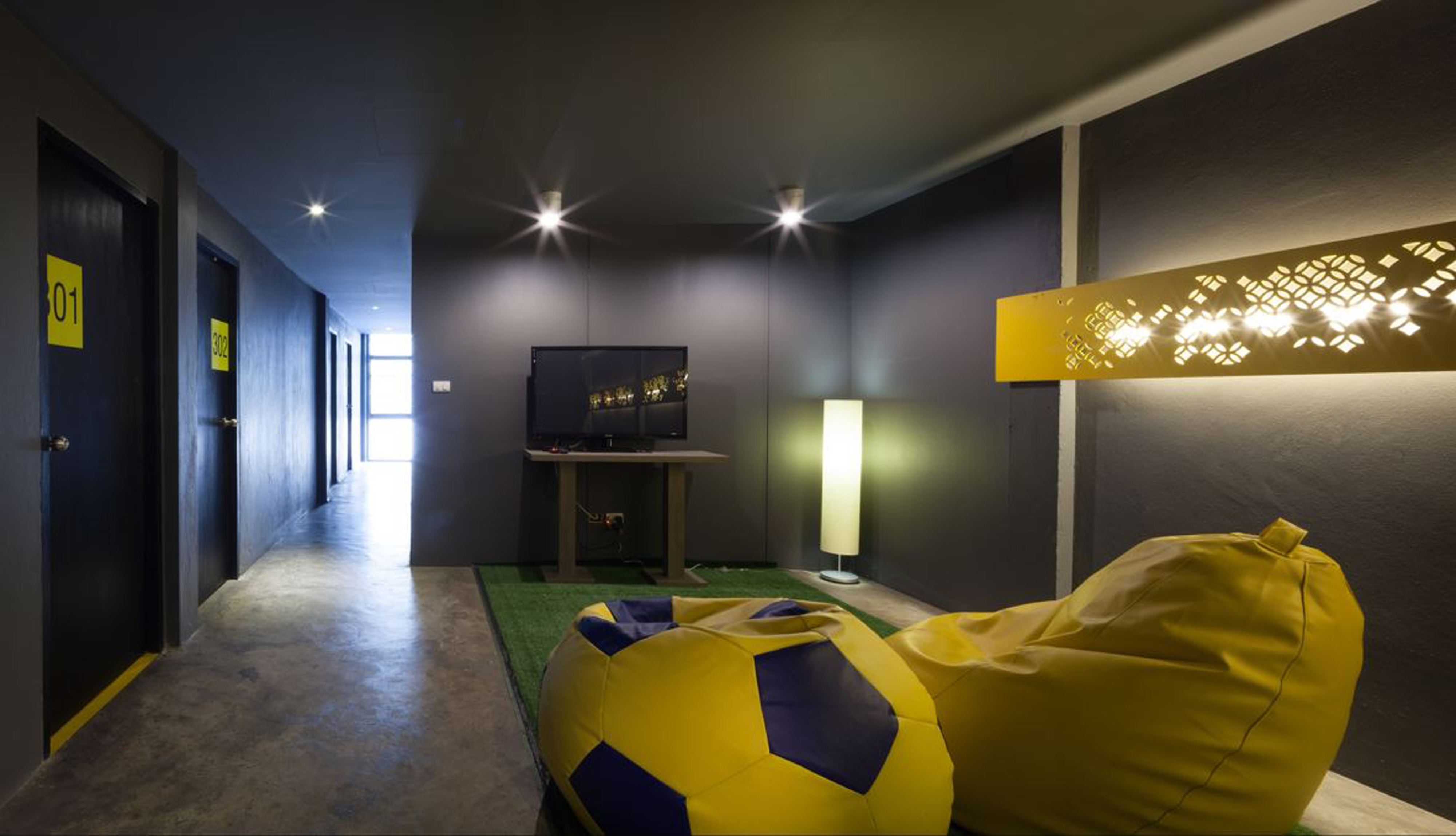 Twin Economy with Shared Bathroom