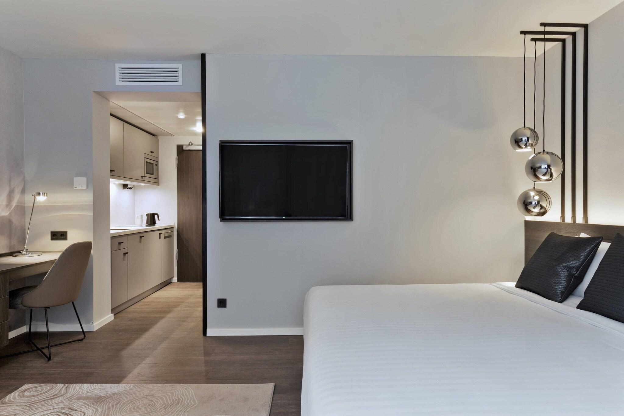 Studio City View Queen Bed