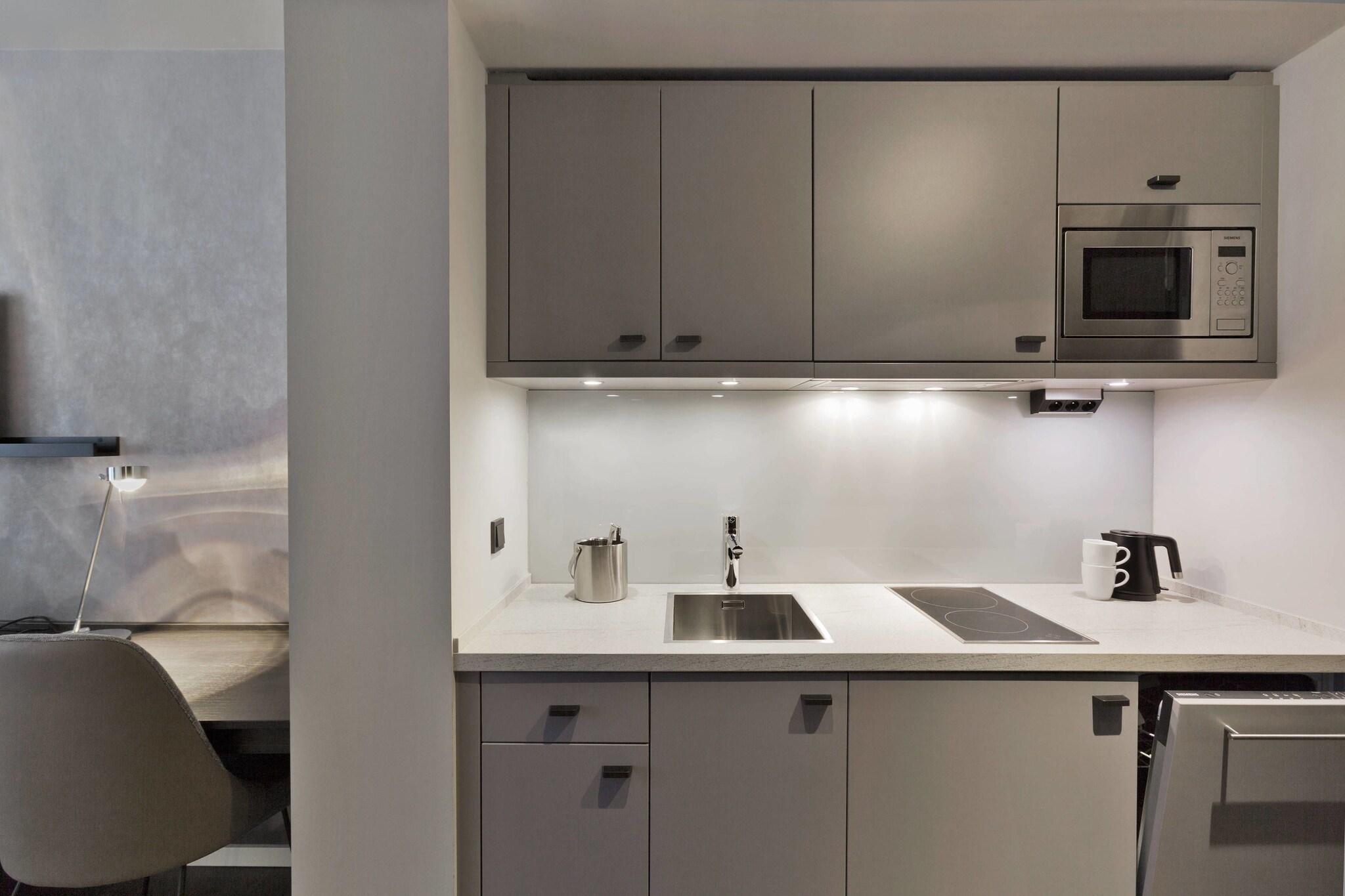 Studio City View Queen Bed