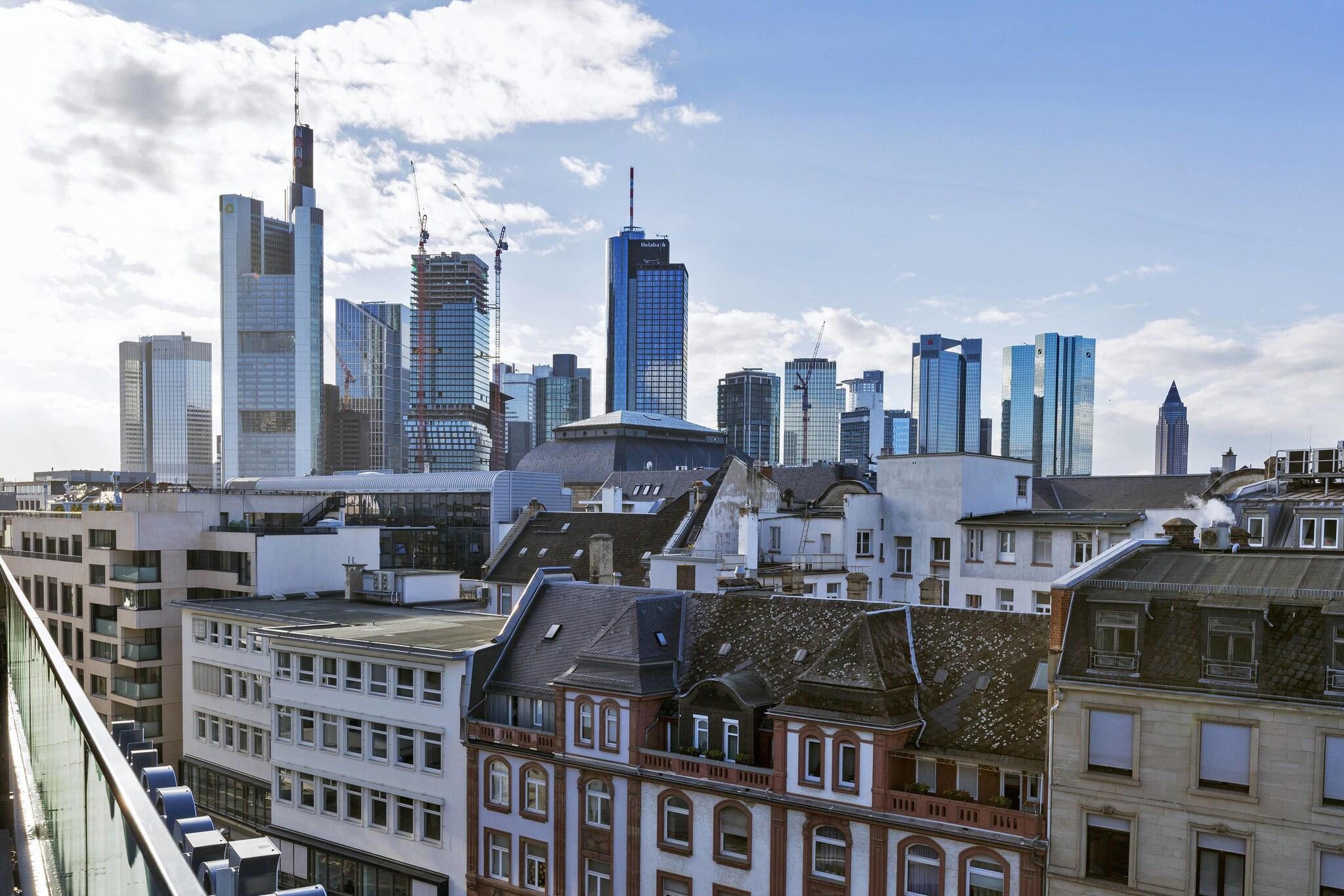 Studio City View Queen Bed
