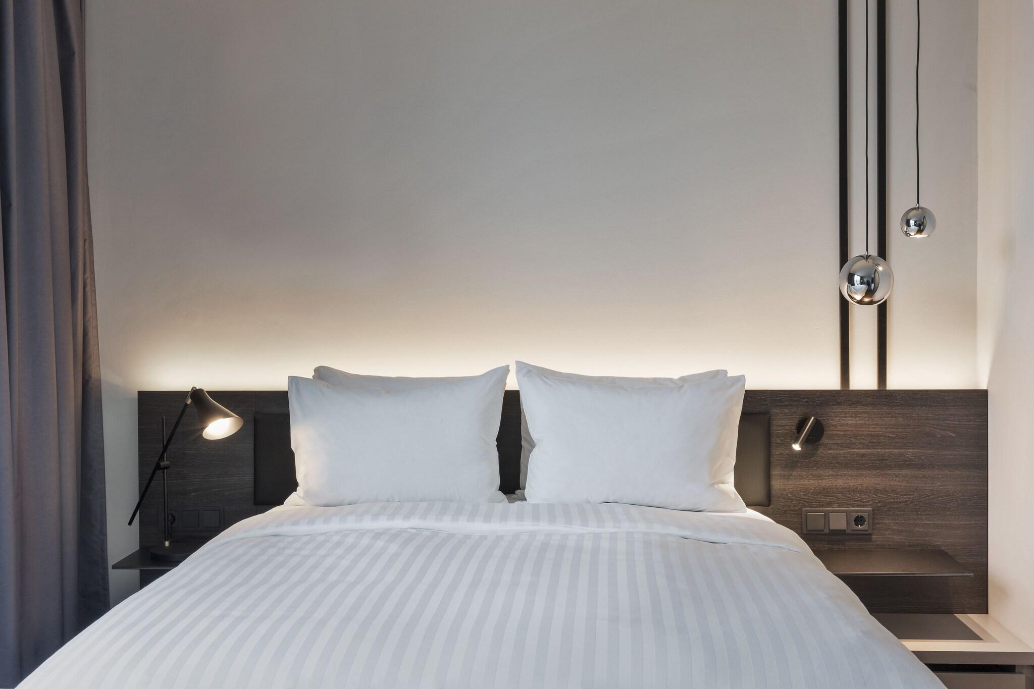 Studio City View Queen Bed