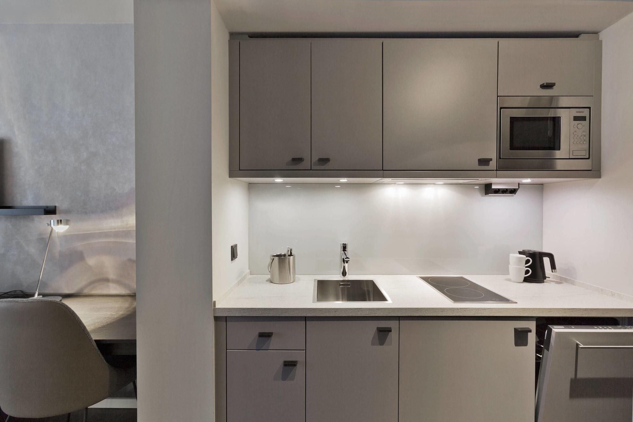 Studio City View Queen Bed