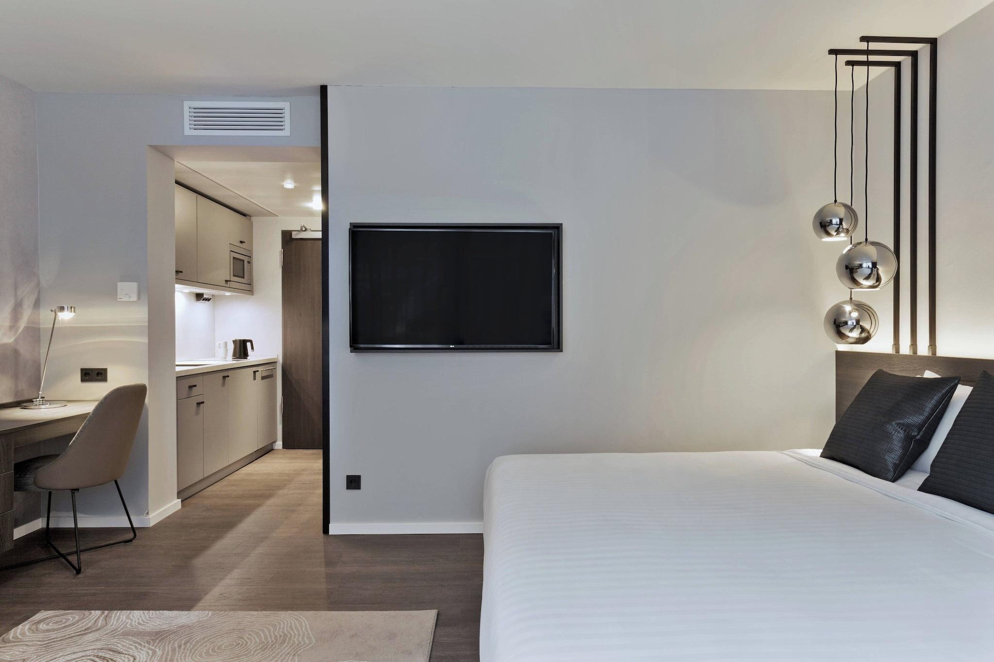 Studio City View Queen Bed