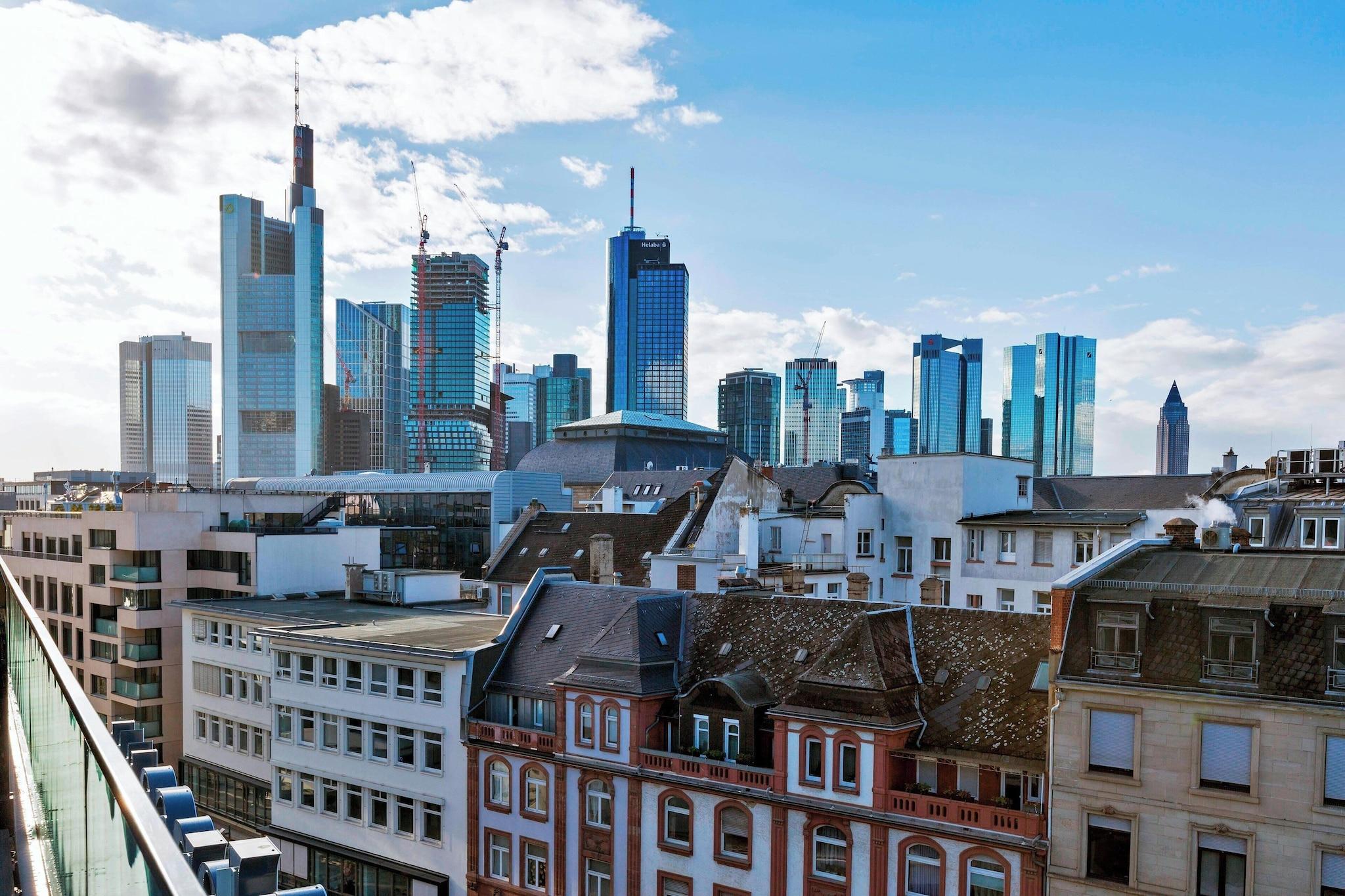 Studio City View Queen Bed