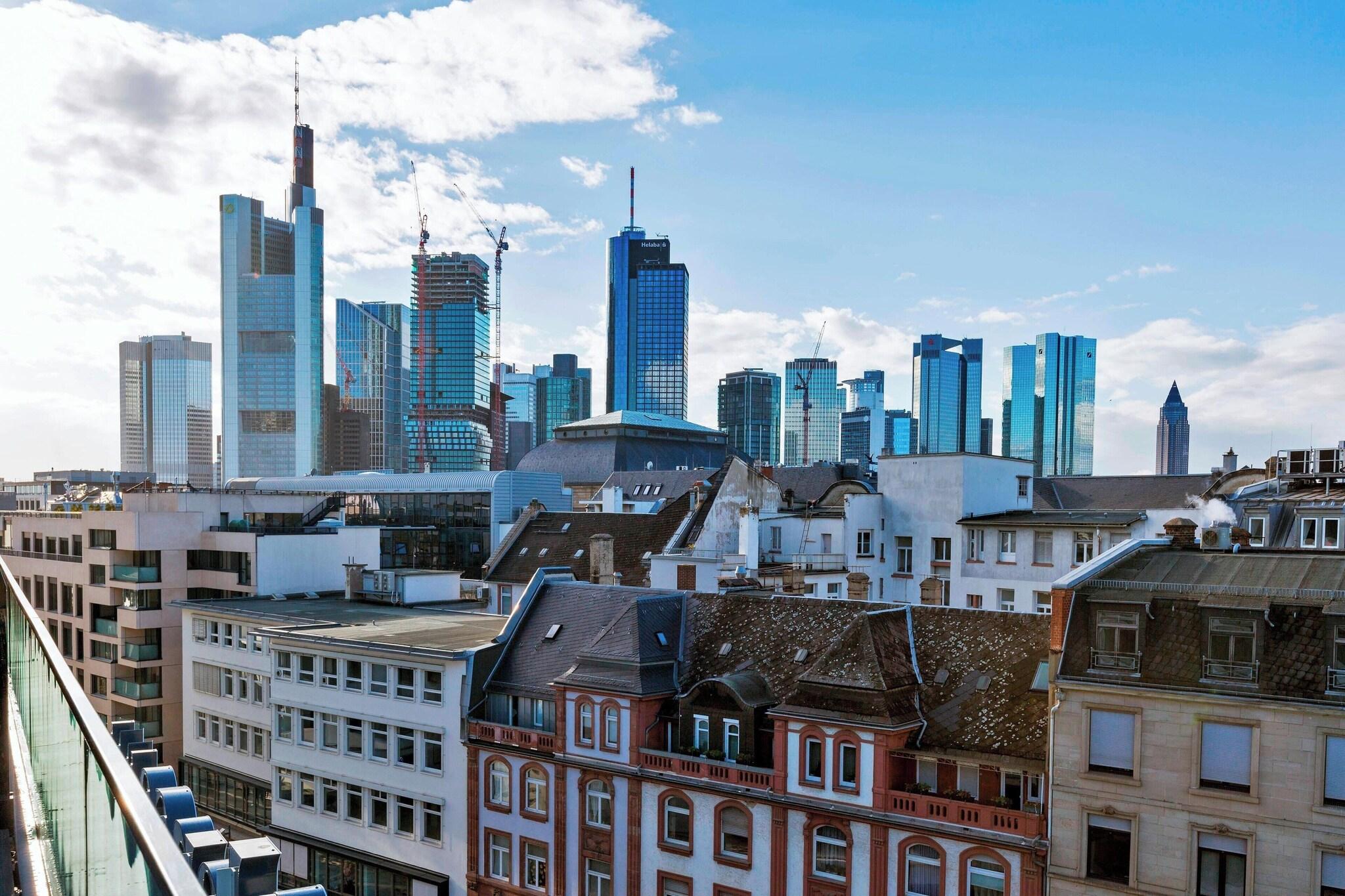 Studio City View Queen Bed