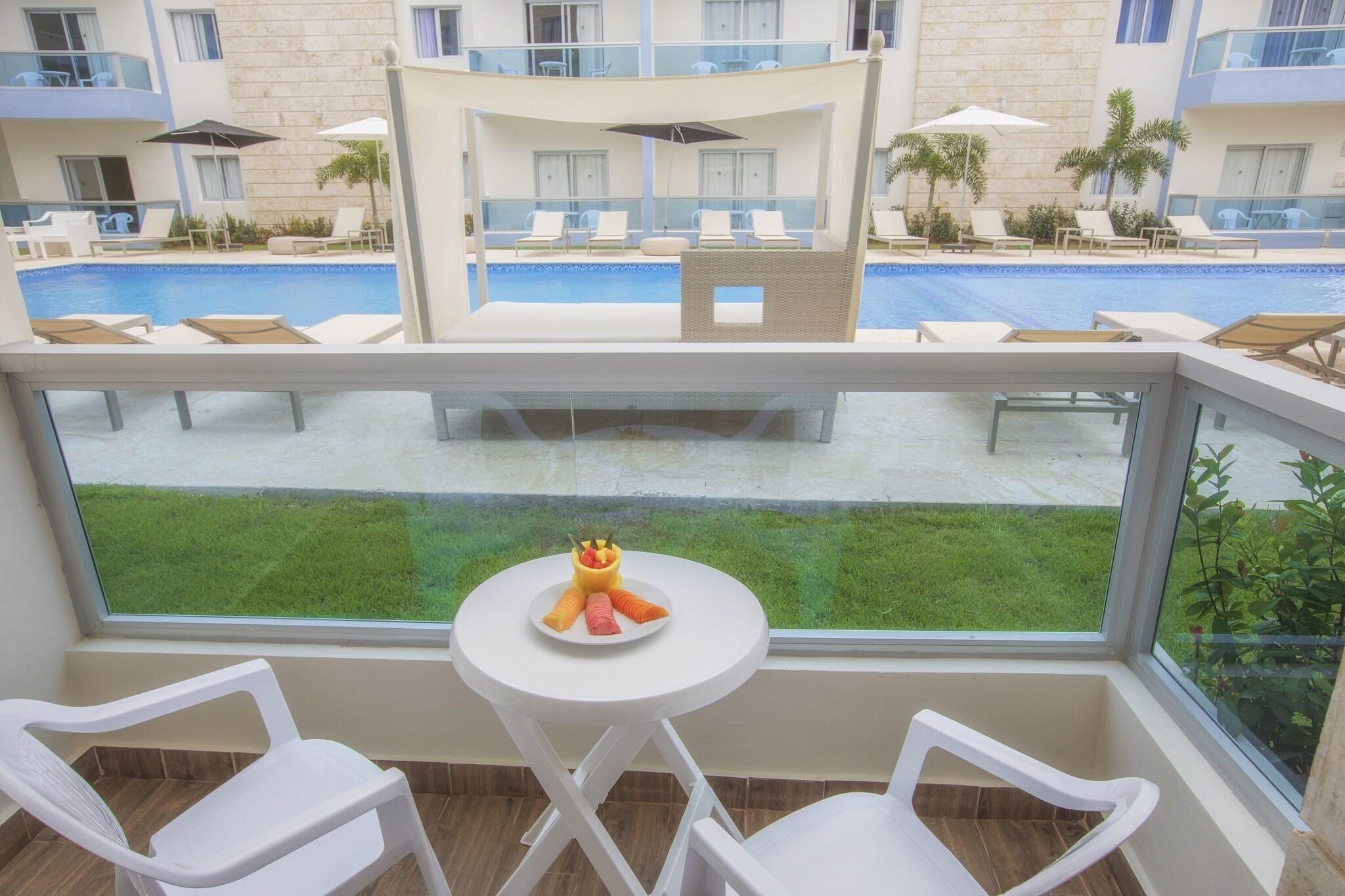 Studio Two Queen Beds Pool View