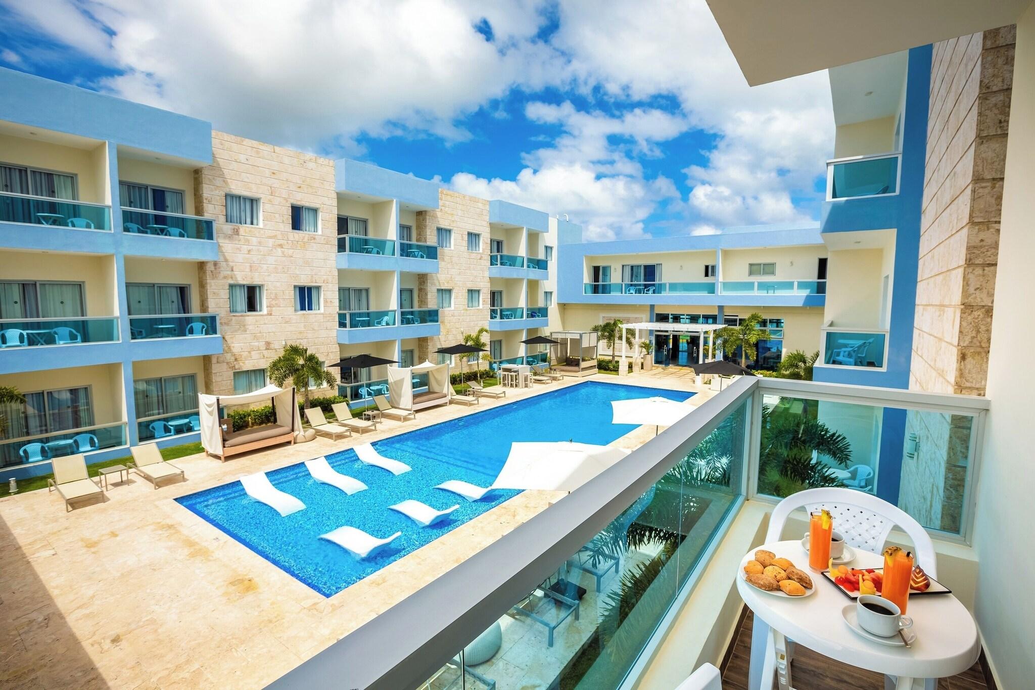 Apartment Pool View King Bed