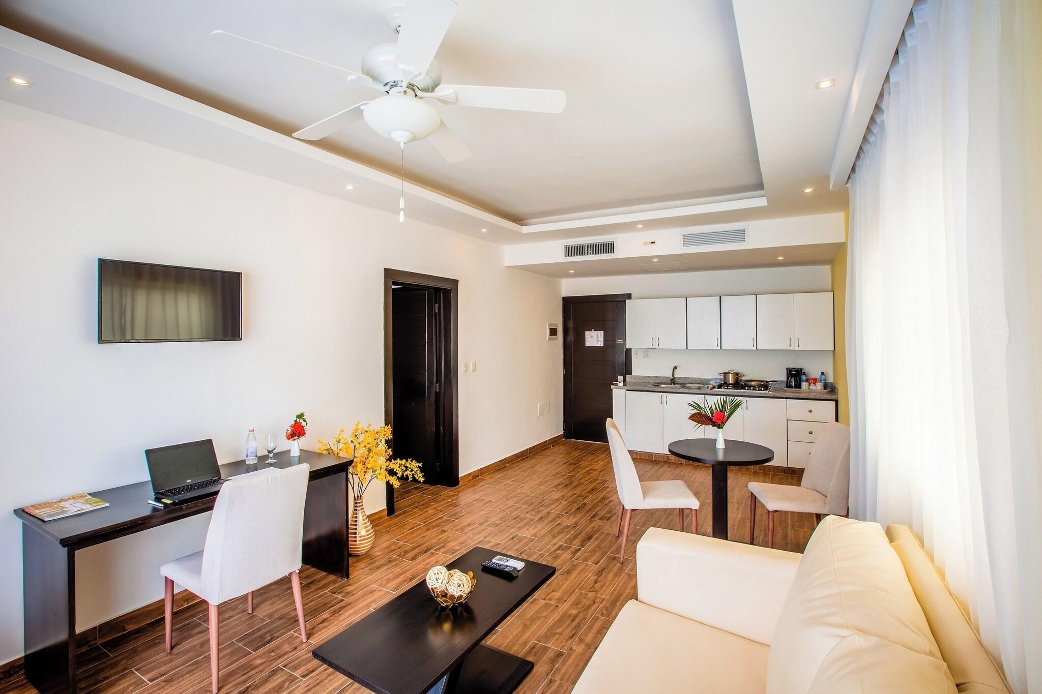 Apartment Pool View King Bed