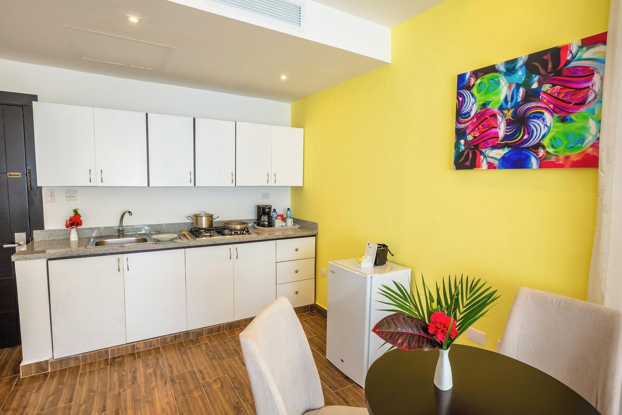 Apartment Pool View King Bed