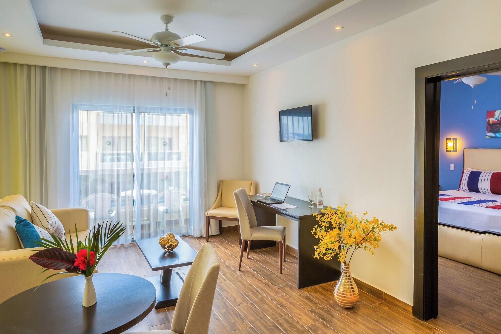 Apartment Pool View King Bed