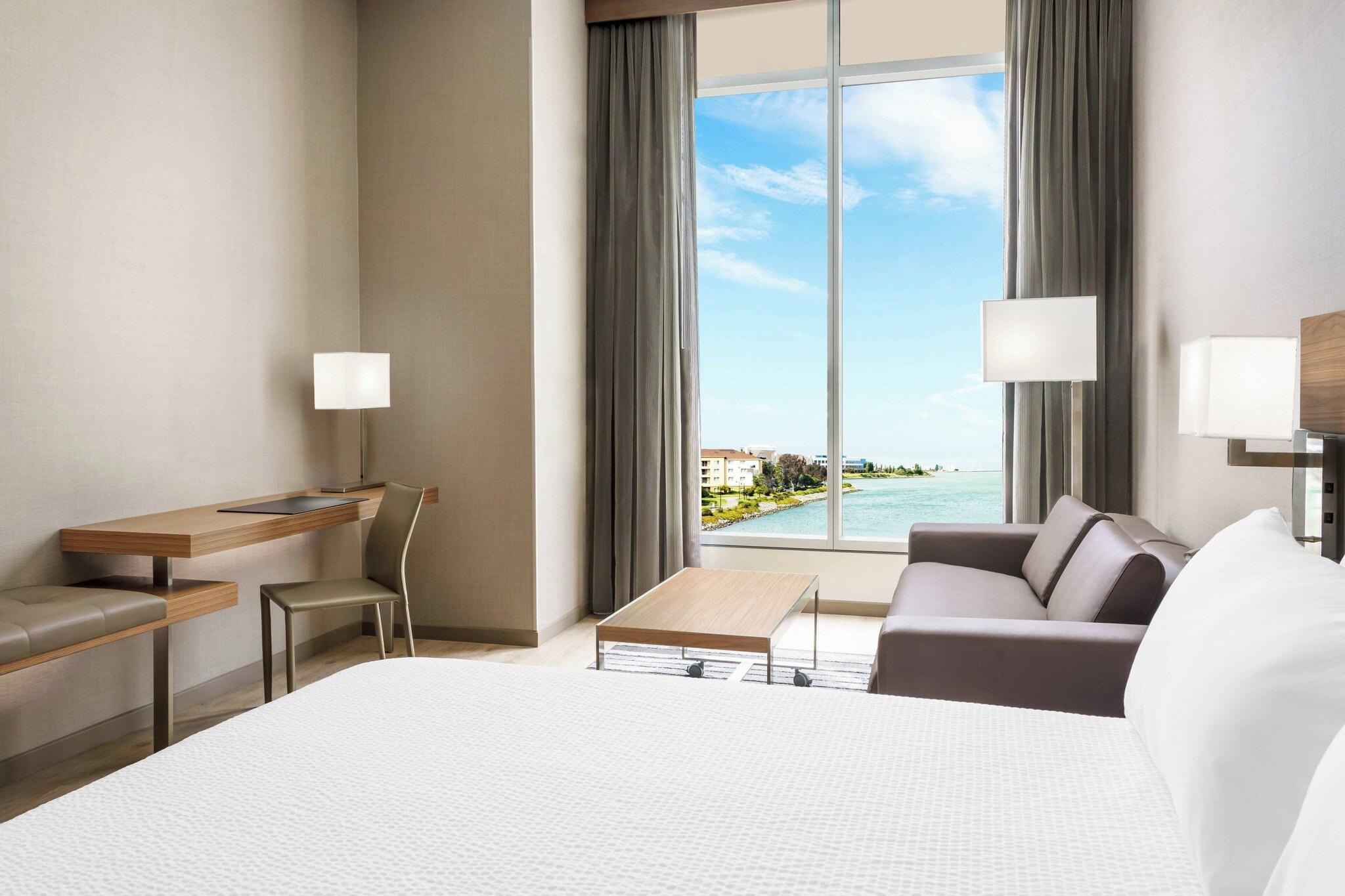 Double Bay View King Bed