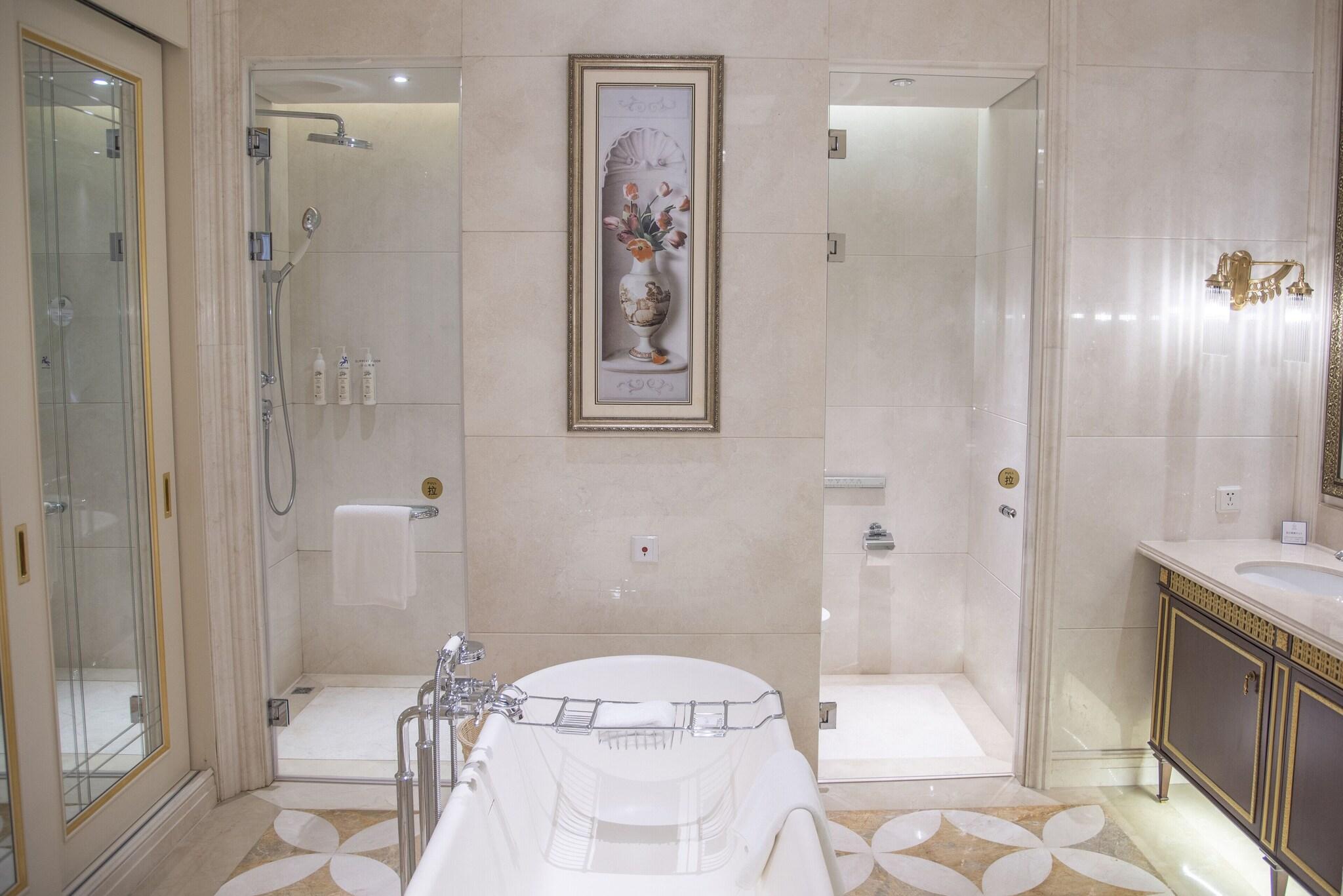 Suite City View King Bed