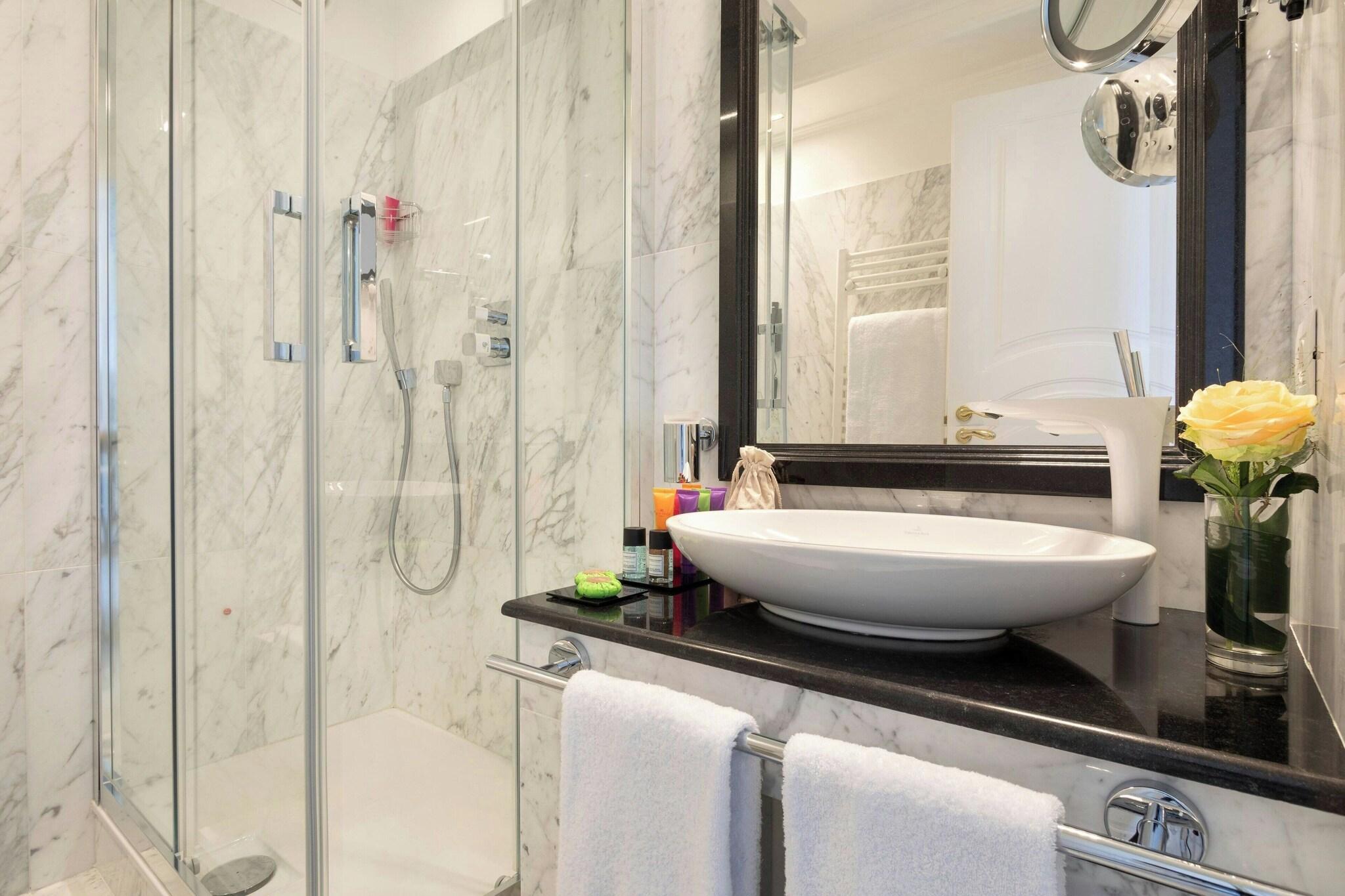 Suite Sea View King Bed