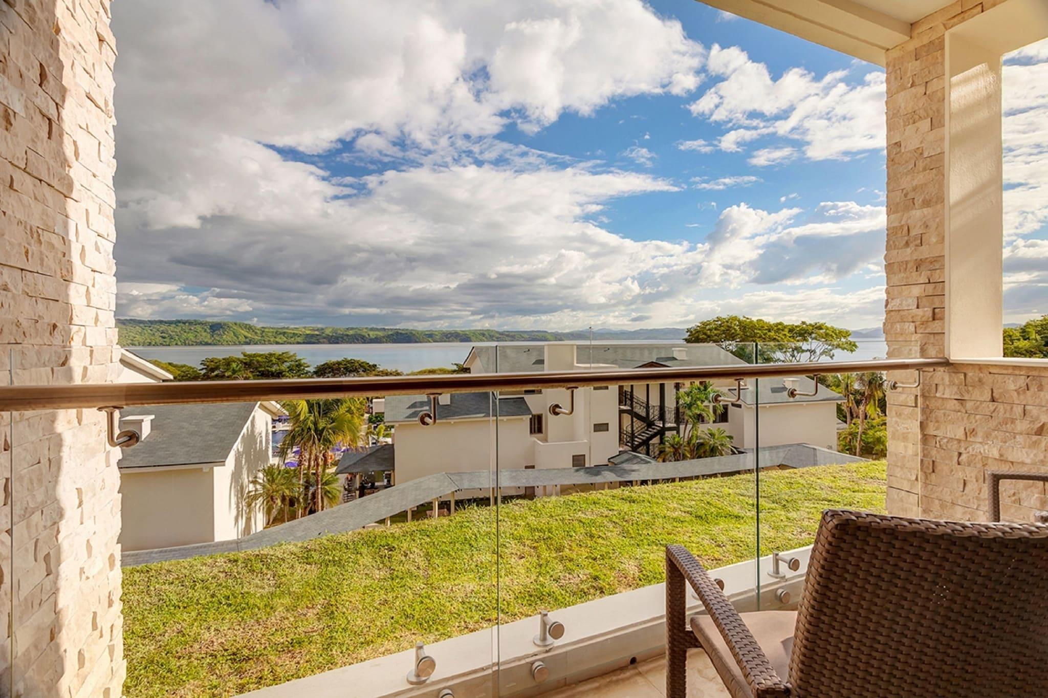 Junior Suite Ocean View King Bed