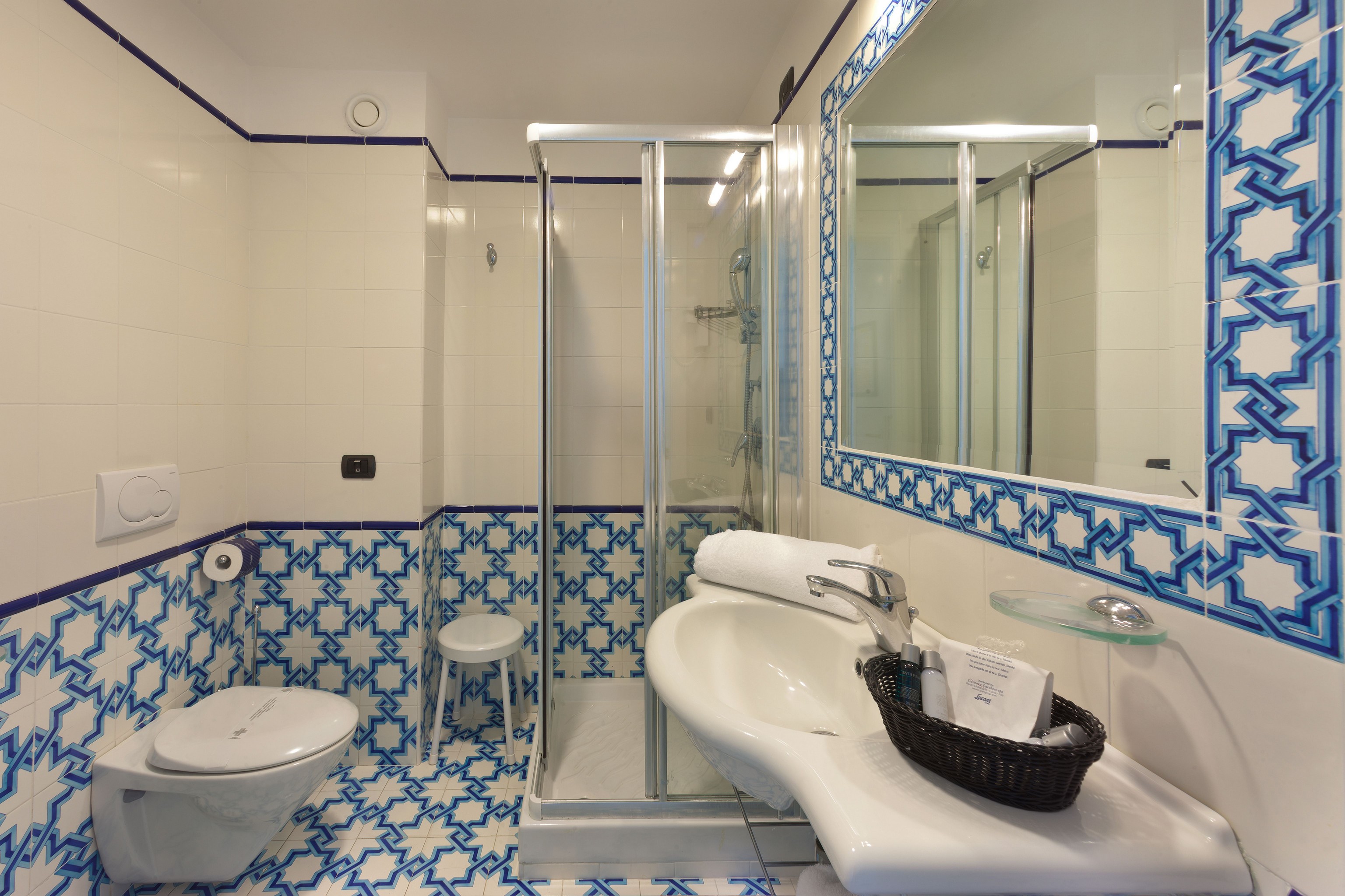 Quadruple Four Bedrooms One Bathroom