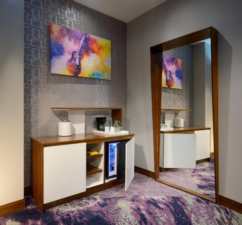 Single Deluxe King Bed